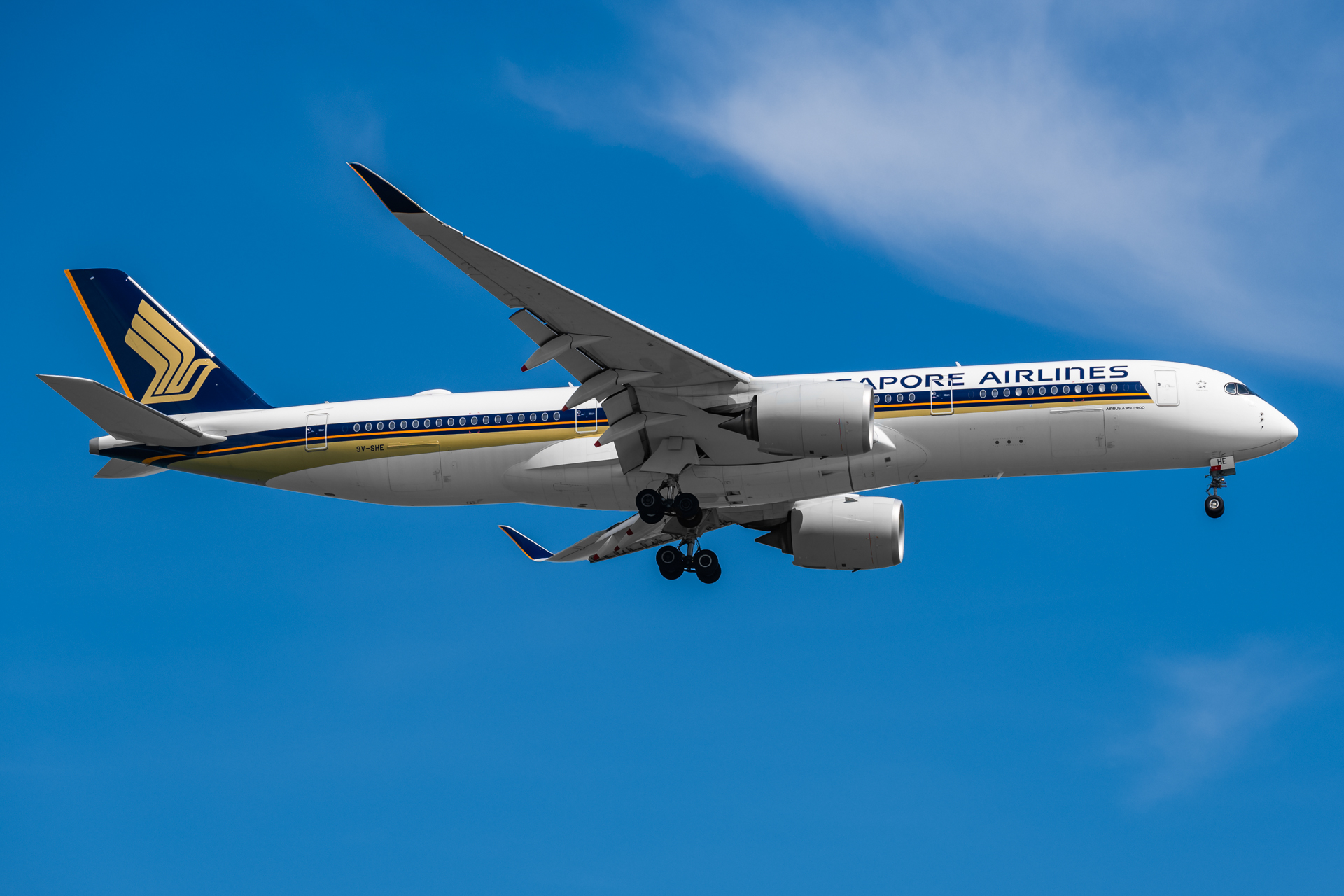 Full size: Singapore Airlines Airbus A350-900 9V-SHE at Singapore-Changi Airport