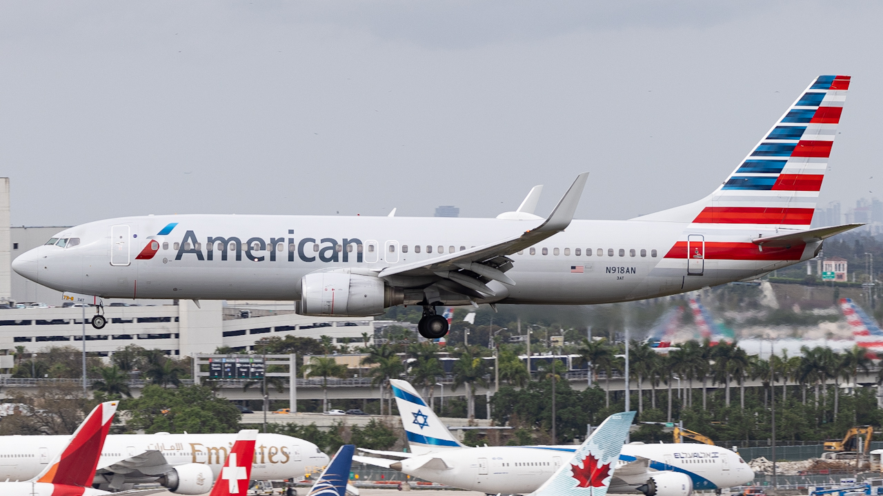 Full size: American Airlines Boeing 737-800 N918AN at Miami International Airport