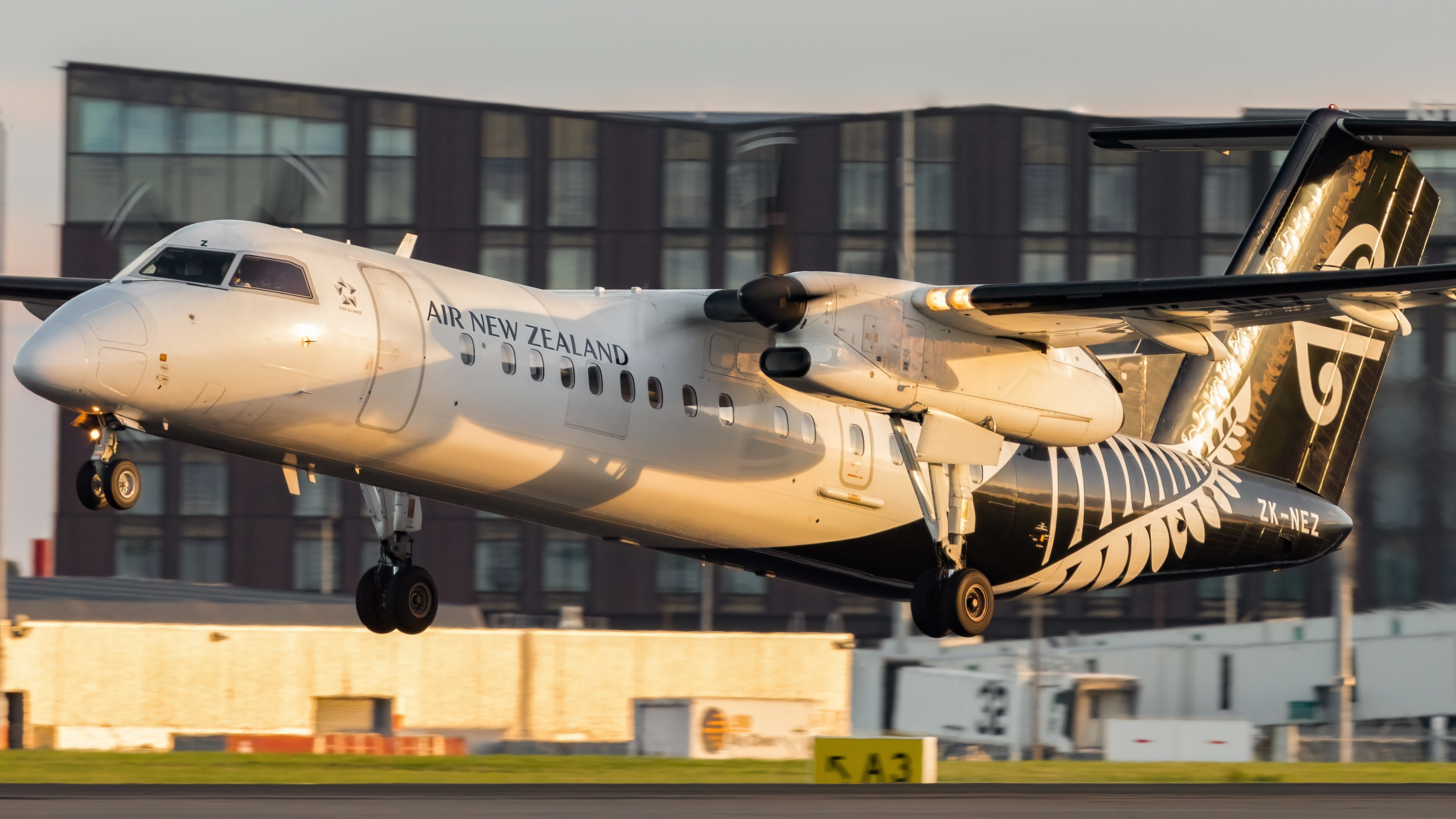 Full size: Air New Zealand De Havilland Dash-8 q300 ZK-NEZ at Christchurch International Airport