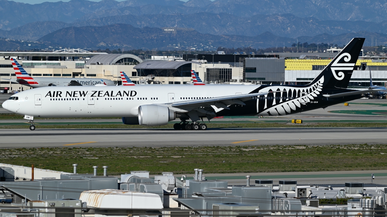 Full size: Air New Zealand Boeing 777-300ER ZK-OKM at Los Angeles International Airport
