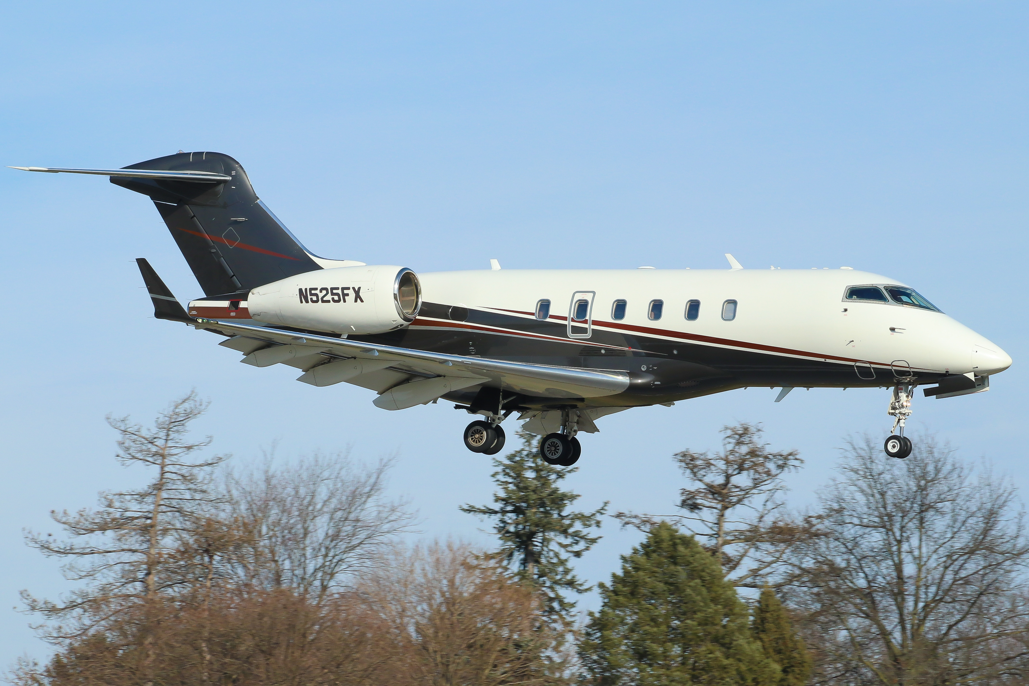 Full size: Flexjet Bombardier Challenger 300 N525FX at York Airport