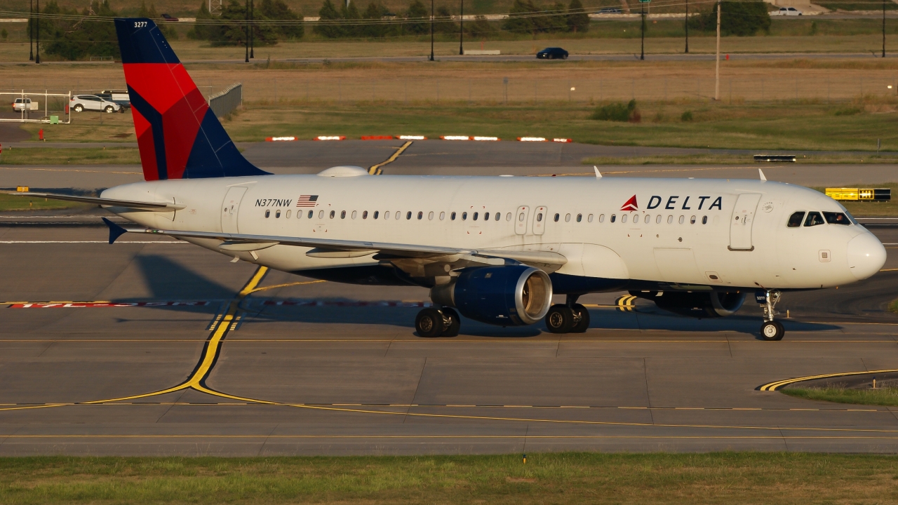 Full size: Delta Airlines  Airbus A320 N377NW at Will Rogers World Airport