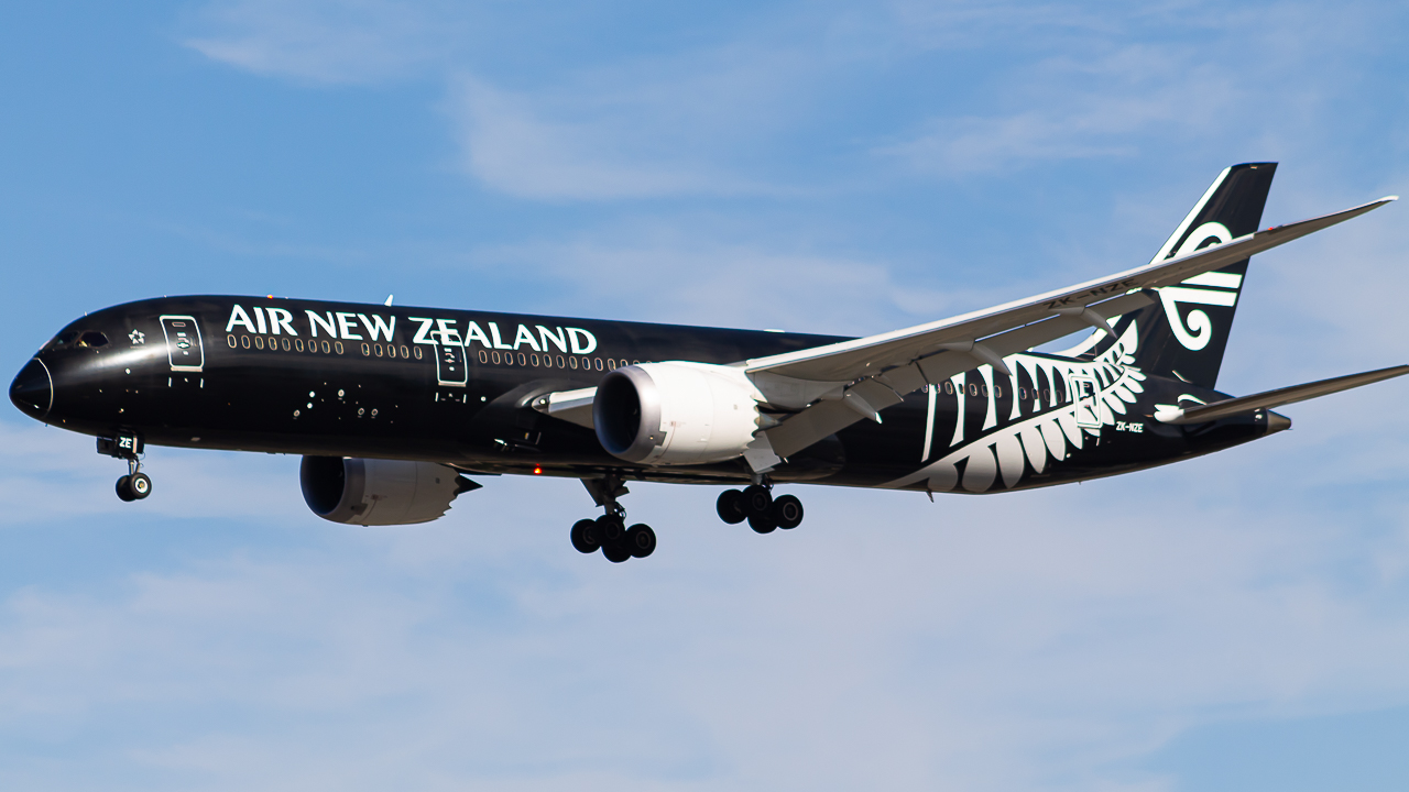 Full size: Air New Zealand Boeing 787-9 ZK-NZE at Los Angeles International Airport