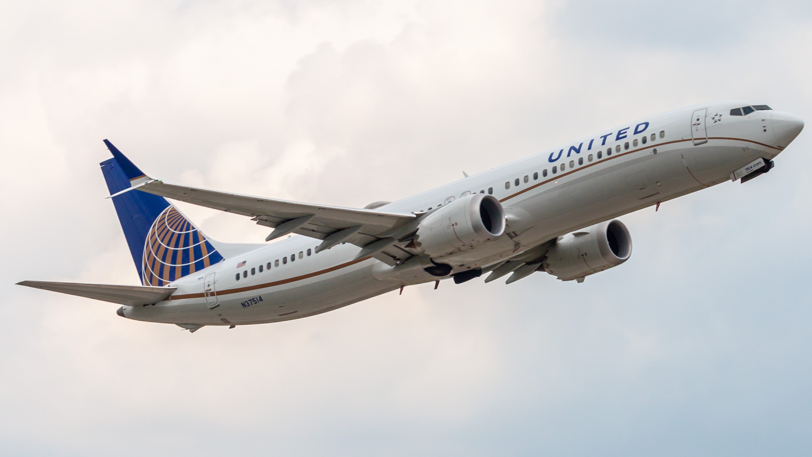 Full size: United Airlines Boeing 737 MAX 9 N37514 at Houston-George Bush Intercontinental Airport