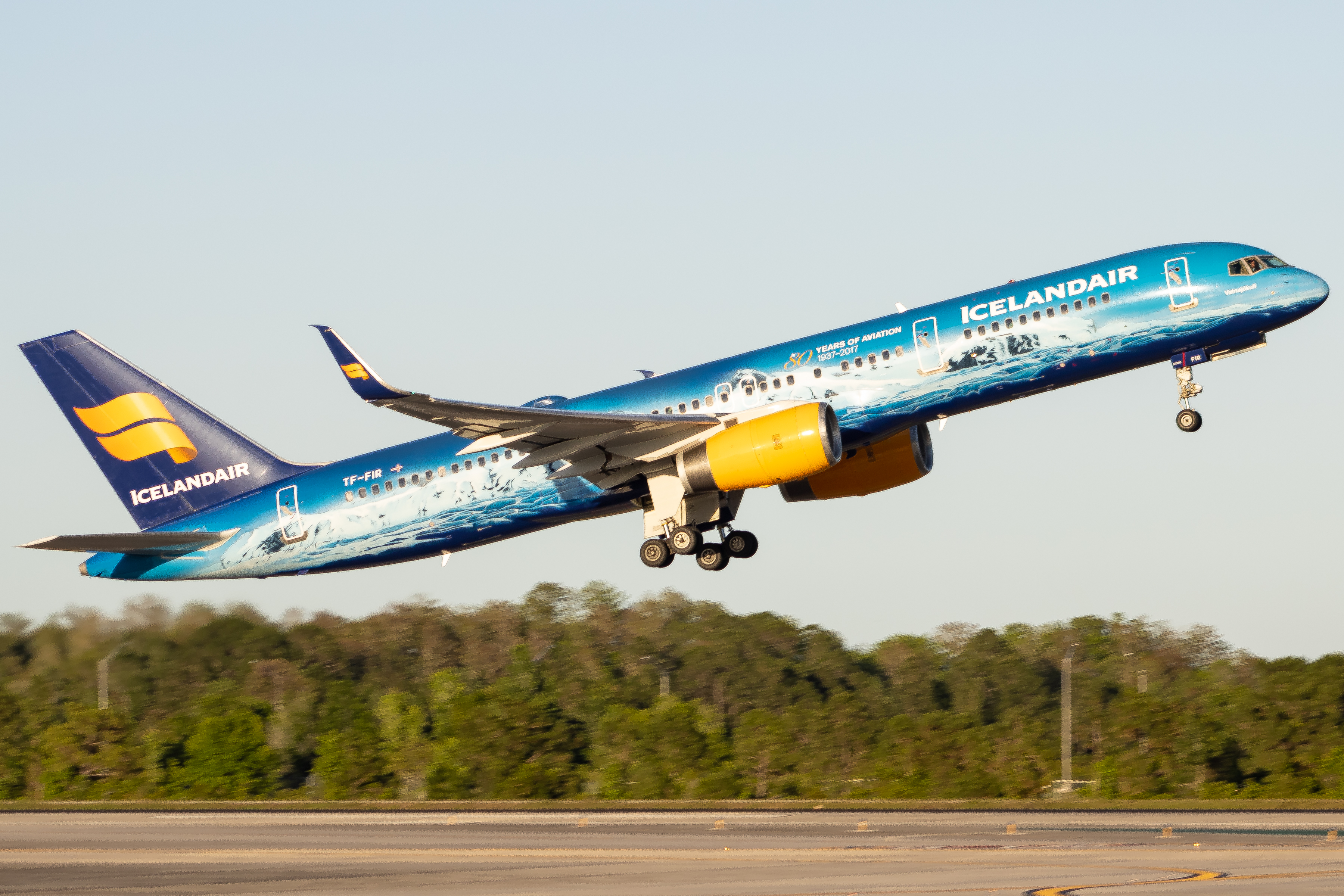 Full size: Icelandair Boeing 757-200 TF-FIR at Orlando International Airport