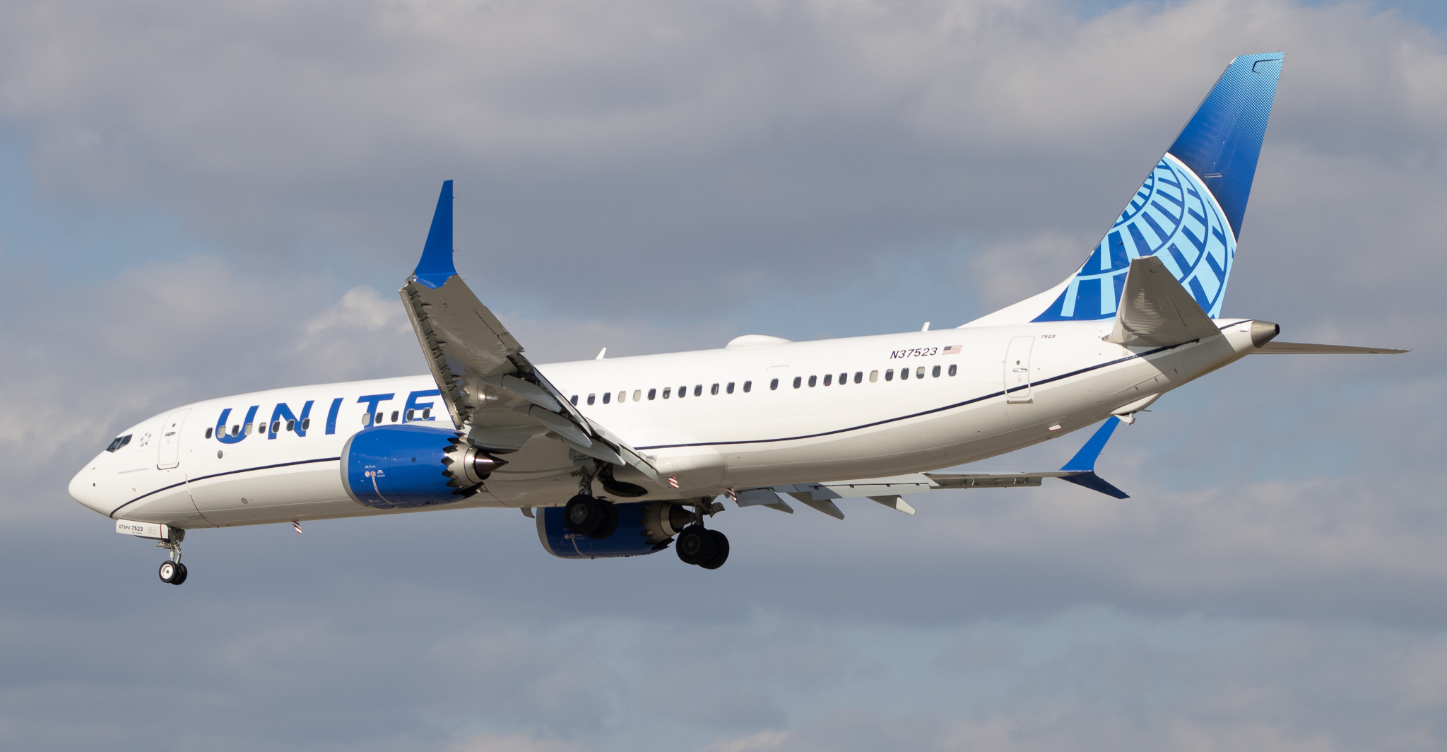 Full size: United Airlines Boeing 737 MAX 9 N37523 at Baltimore/Washington International Thurgood Marshall Airport