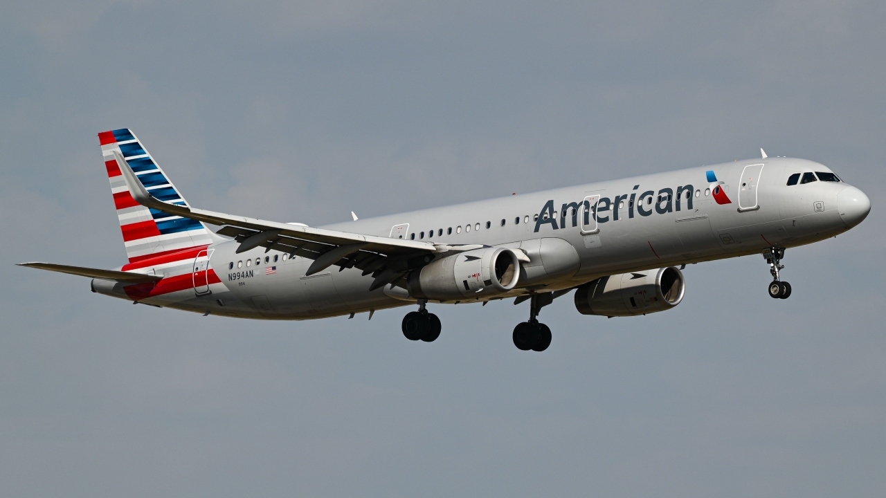 Full size: American Airlines Airbus A321-200 N994AN at Dallas-Fort Worth International Airport