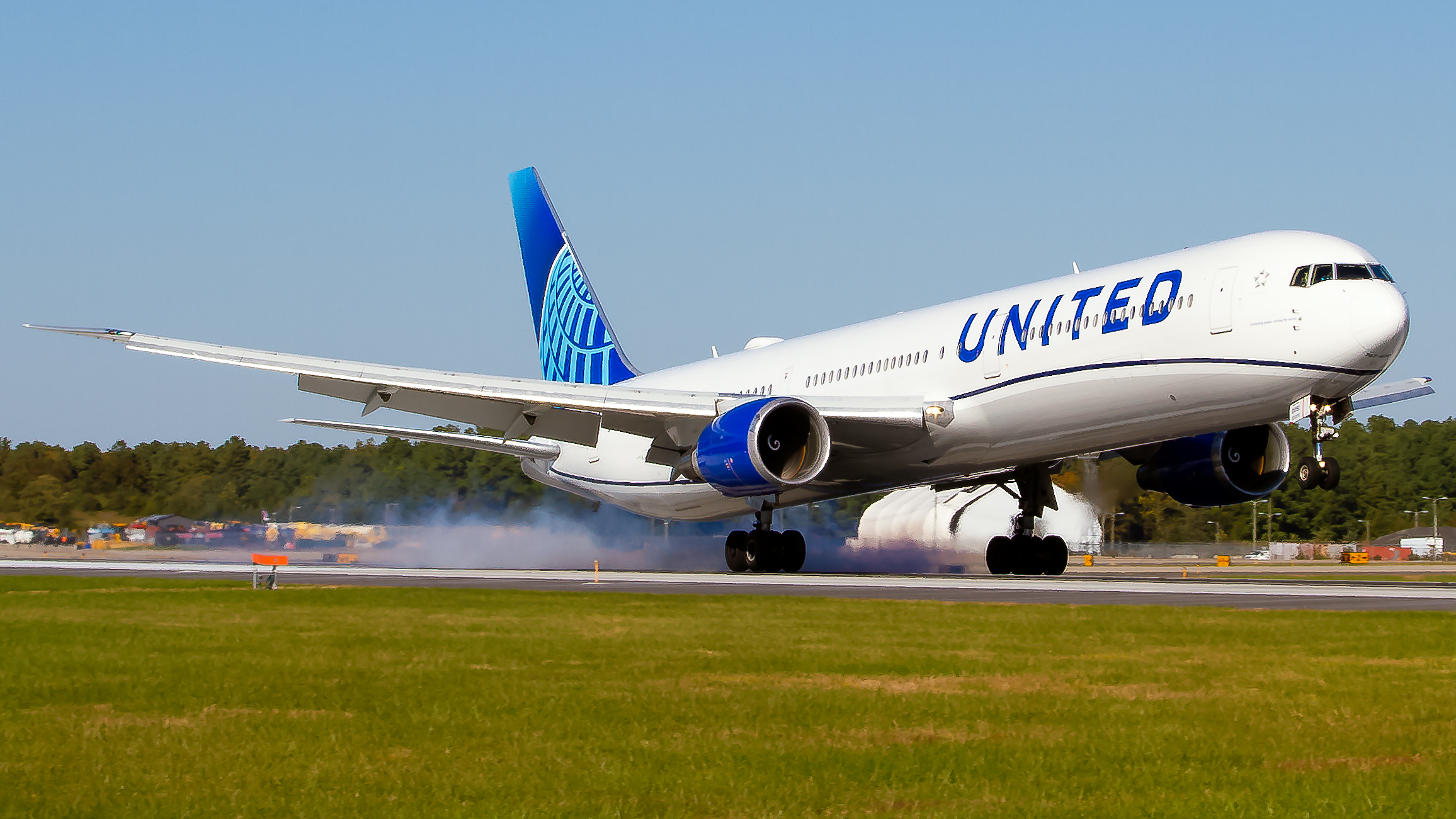 Full size: United Airlines Boeing 767-400ER N66051 at Washington Dulles International Airport