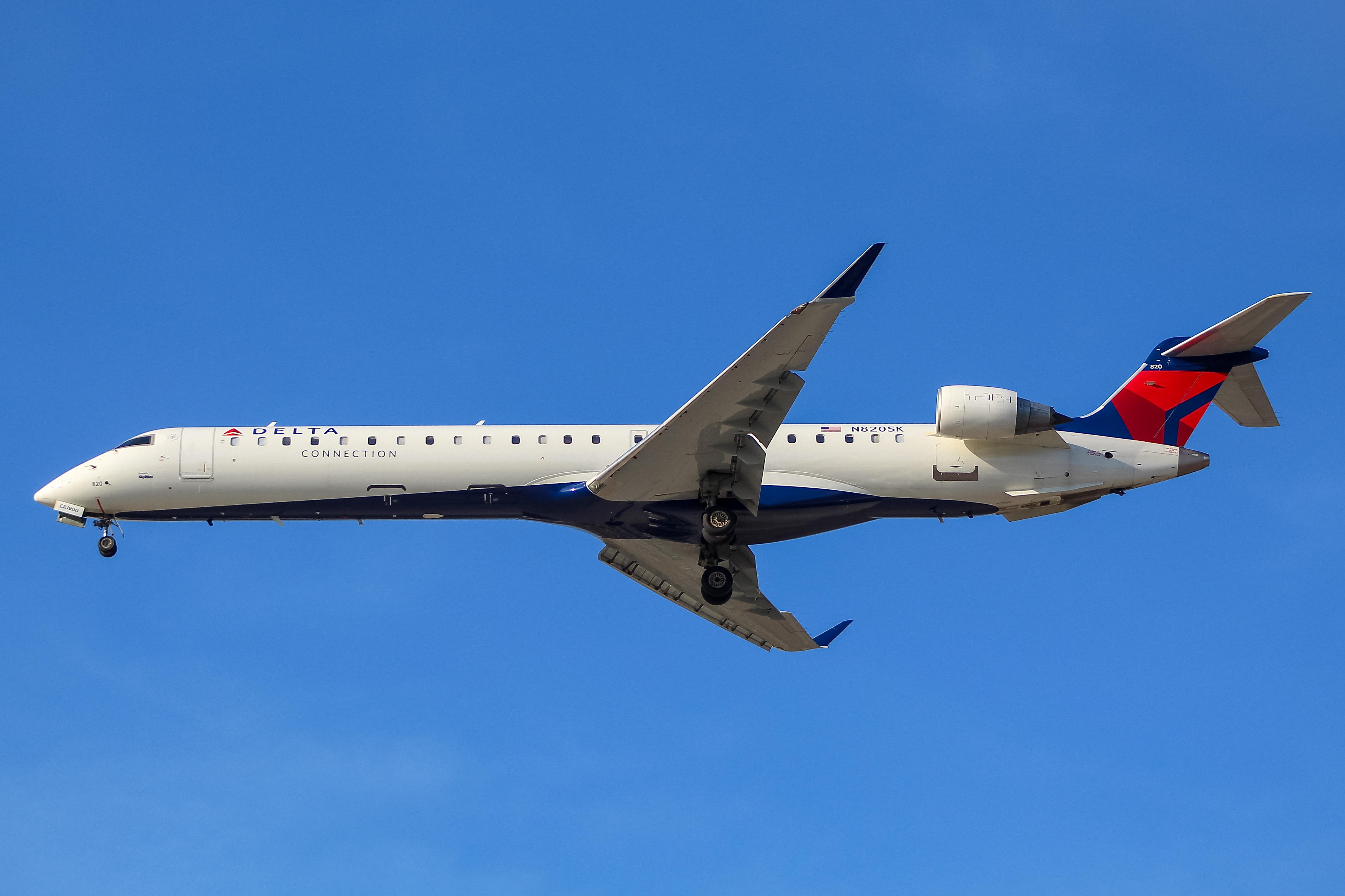 Full size: Delta Connection Mitsubishi CRJ-900 N820SK at General Mitchell International Airport