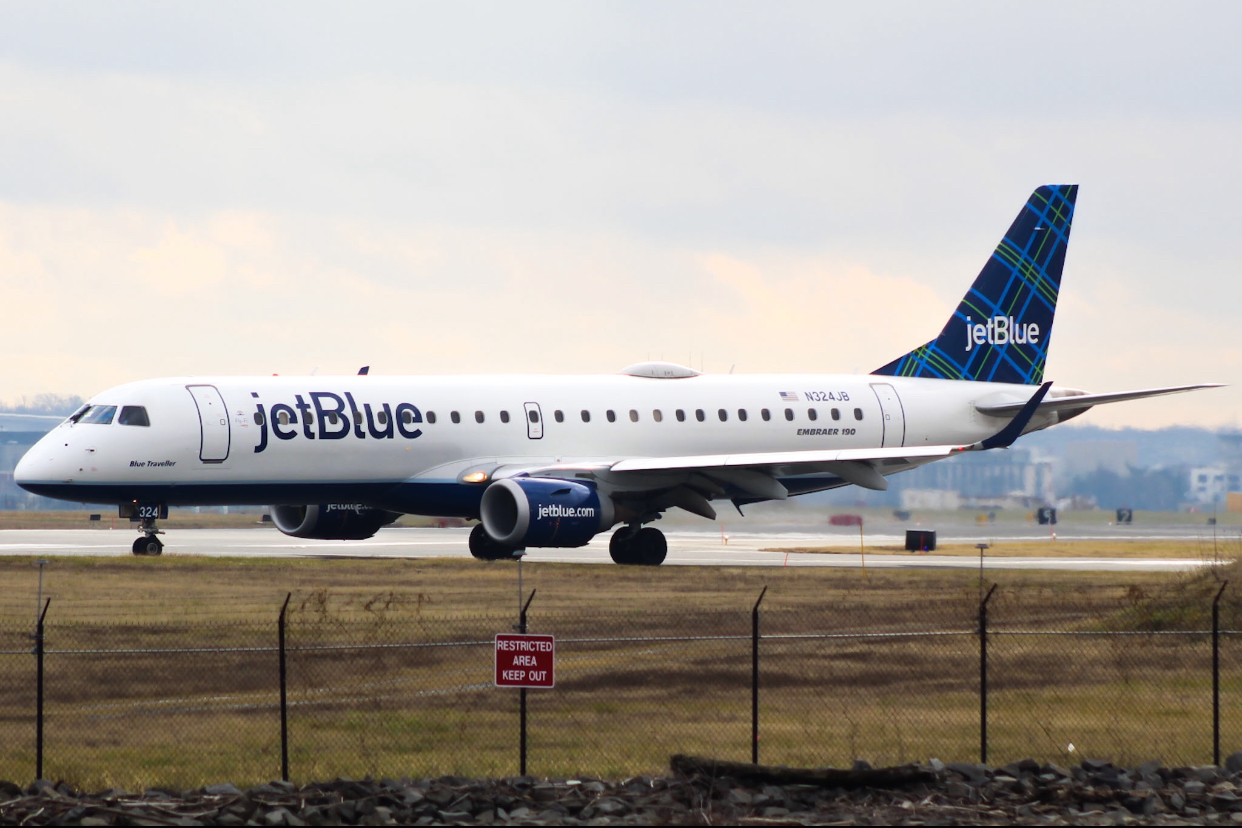 Full size: JetBlue Airways Embraer E190 N324JB at Ronald Reagan National Airport
