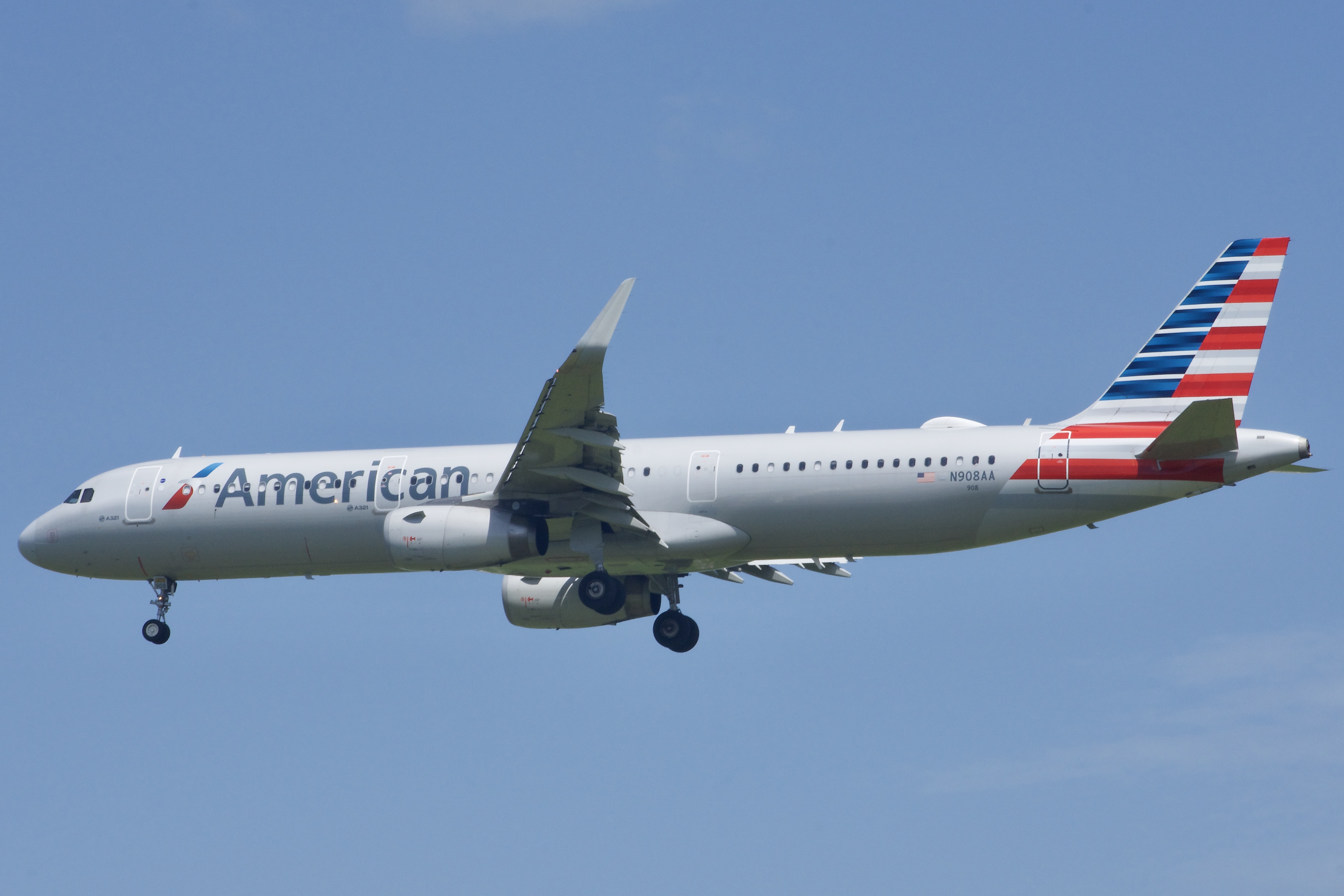 Full size: American Airlines Airbus A321-200 N908AA at Orlando International Airport