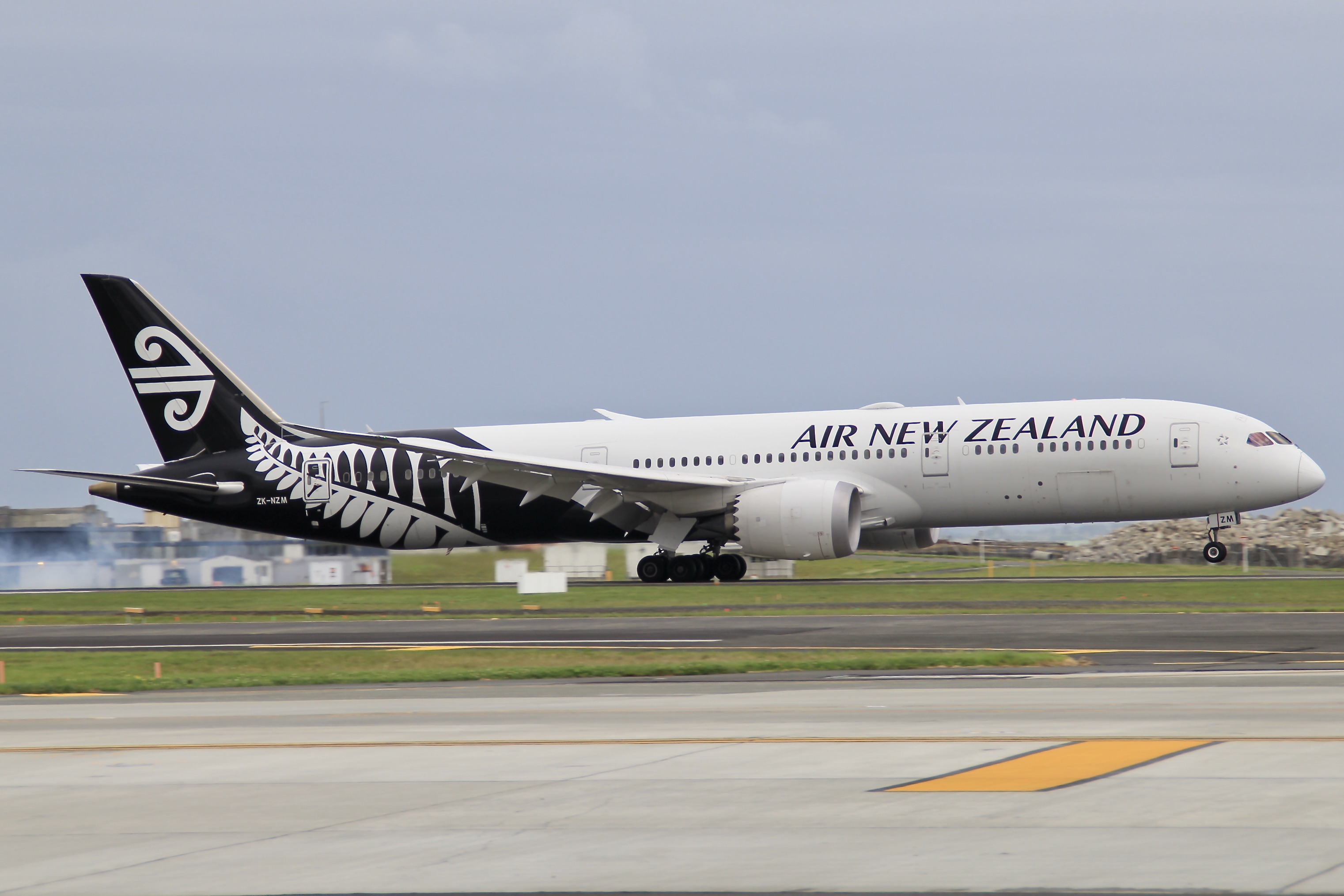 Full size: Air New Zealand Boeing 787-9 ZK-NZM at Auckland International Airport