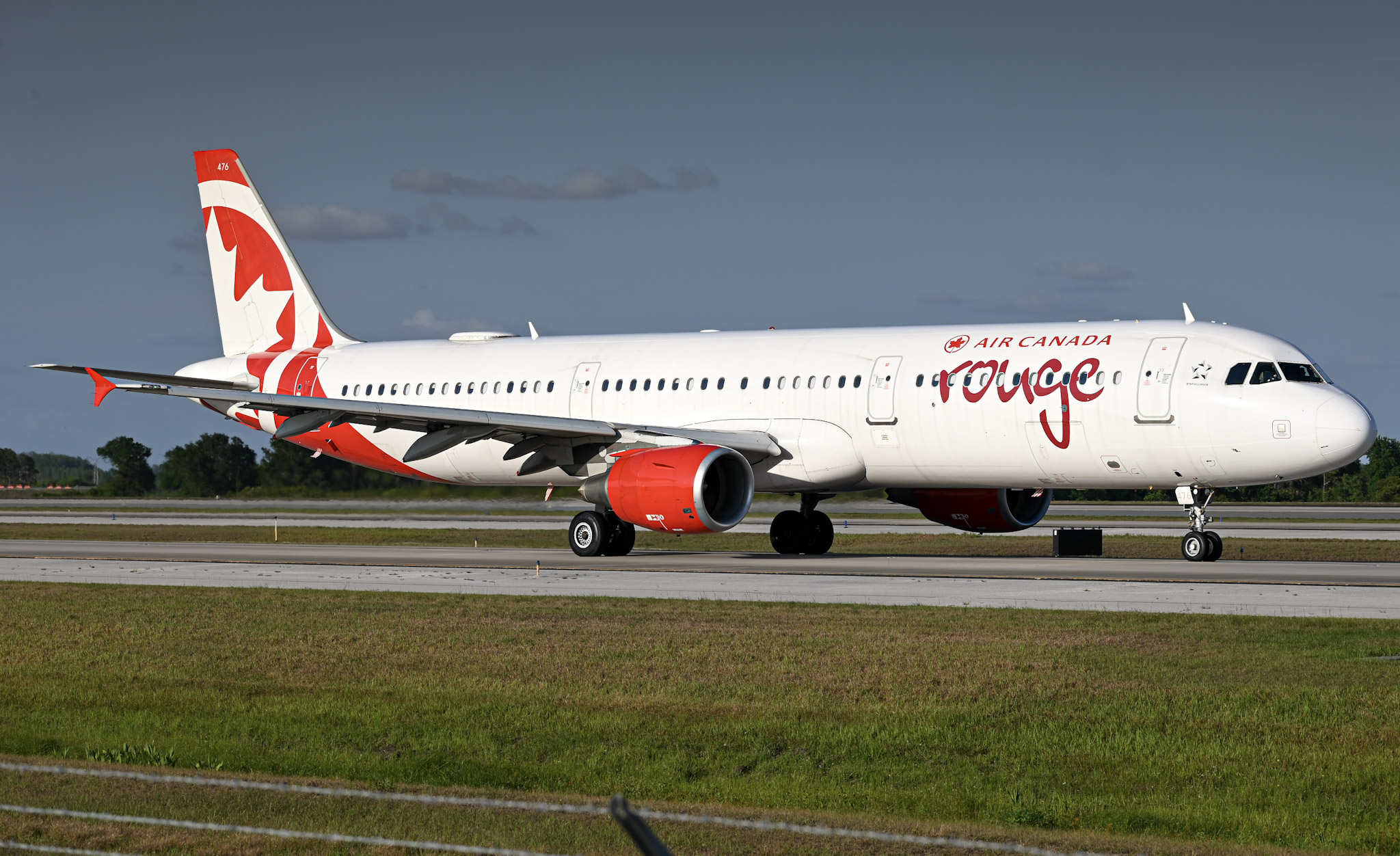 Full size: Air Canada Rouge Airbus A321-200 C-GHPJ at Orlando International Airport