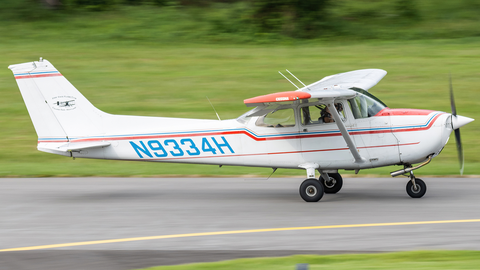 Full size: PRIVATE Cessna 172 N9334H at College Park Airport