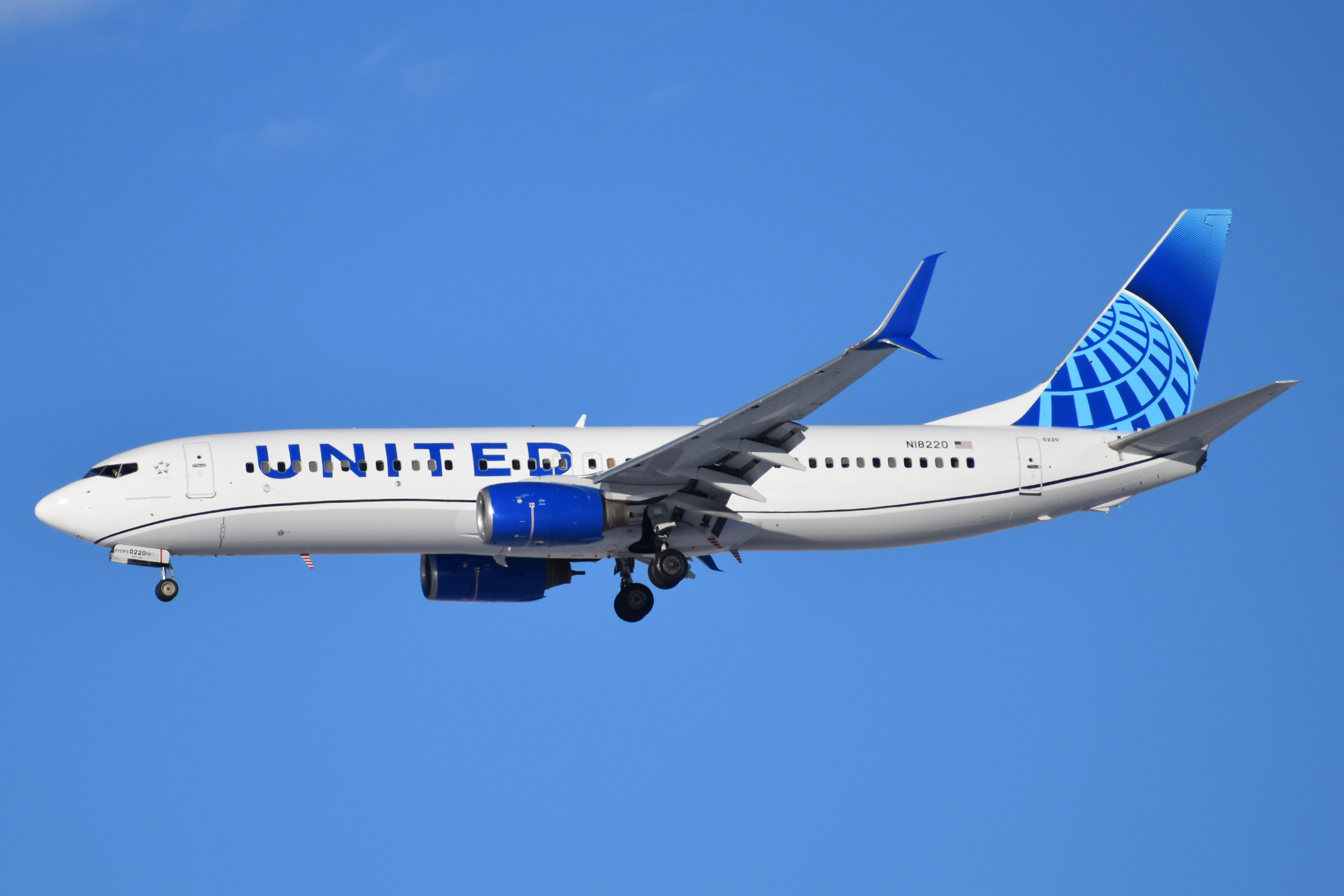 Full size: United Airlines Boeing 737-800 N18220 at Denver International Airport