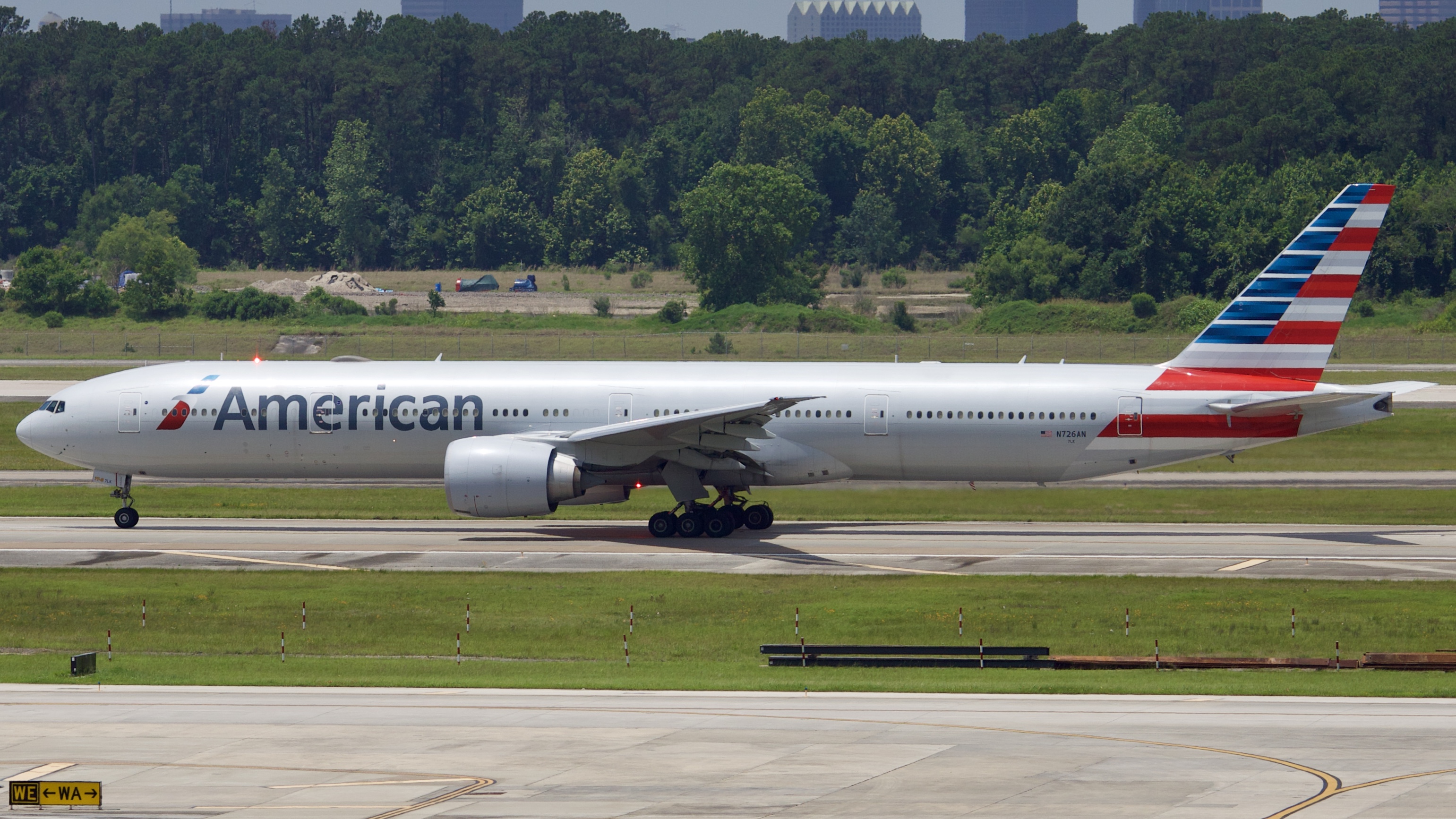 Full size: American Airlines Boeing 777-300ER N726AN at Houston-George Bush Intercontinental Airport
