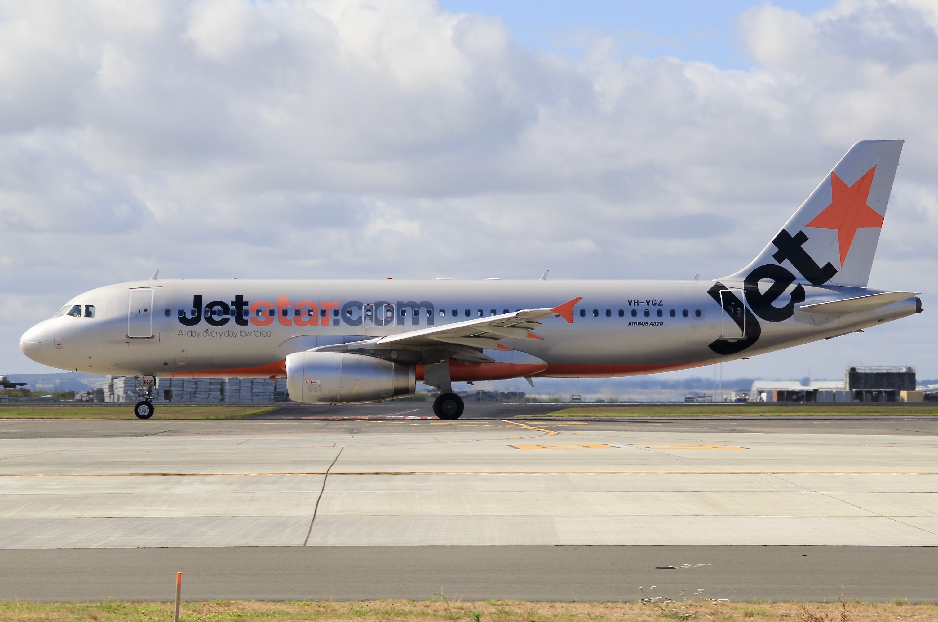 Full size: JetStar Airways Airbus A320 VH-VGZ at Auckland International Airport