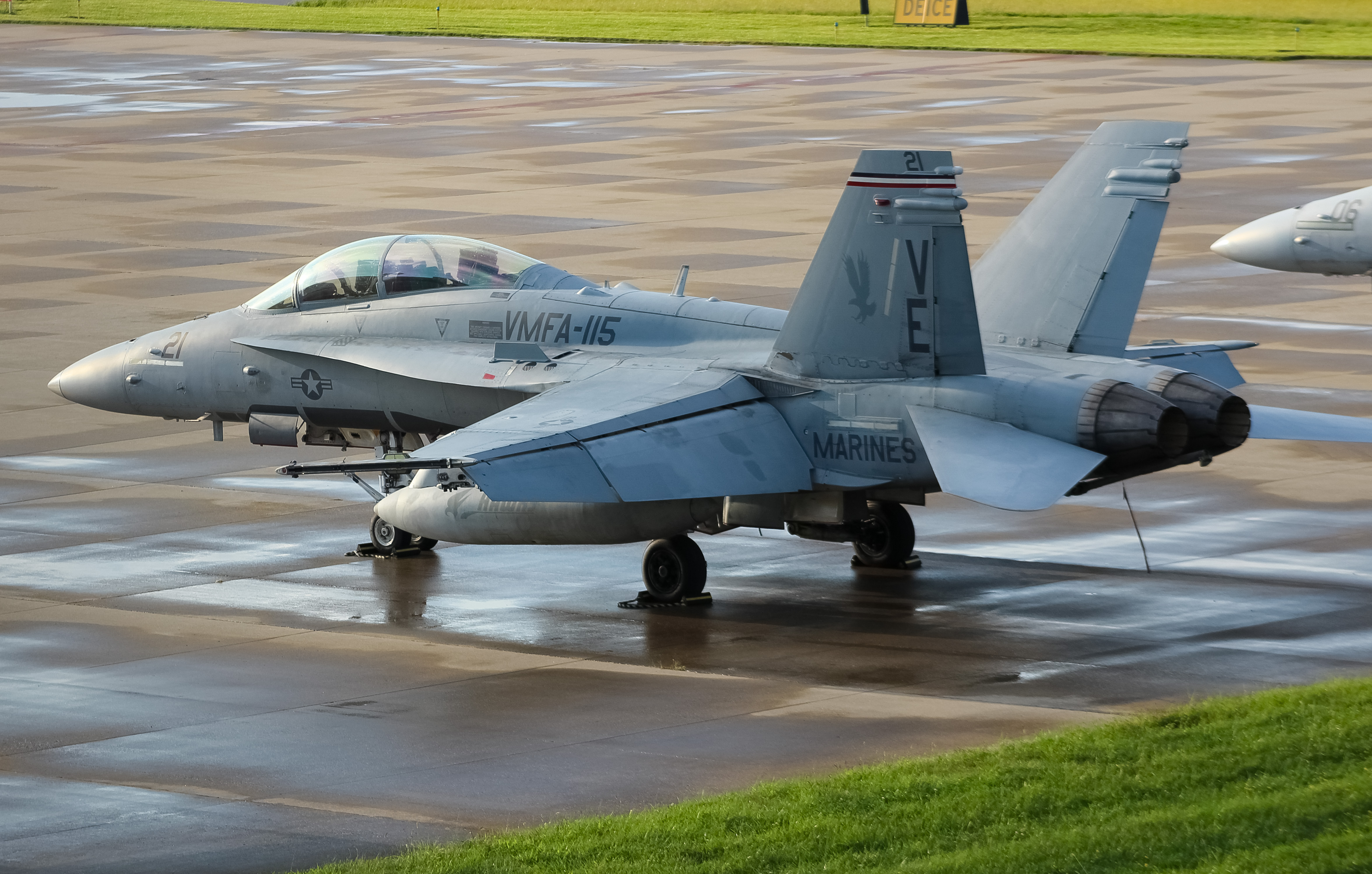 Full size: USMC - United States Marine Corp Boeing F/A-18E/F Super Hornet 165414 at Cincinnati/Northern Kentucky International Airport
