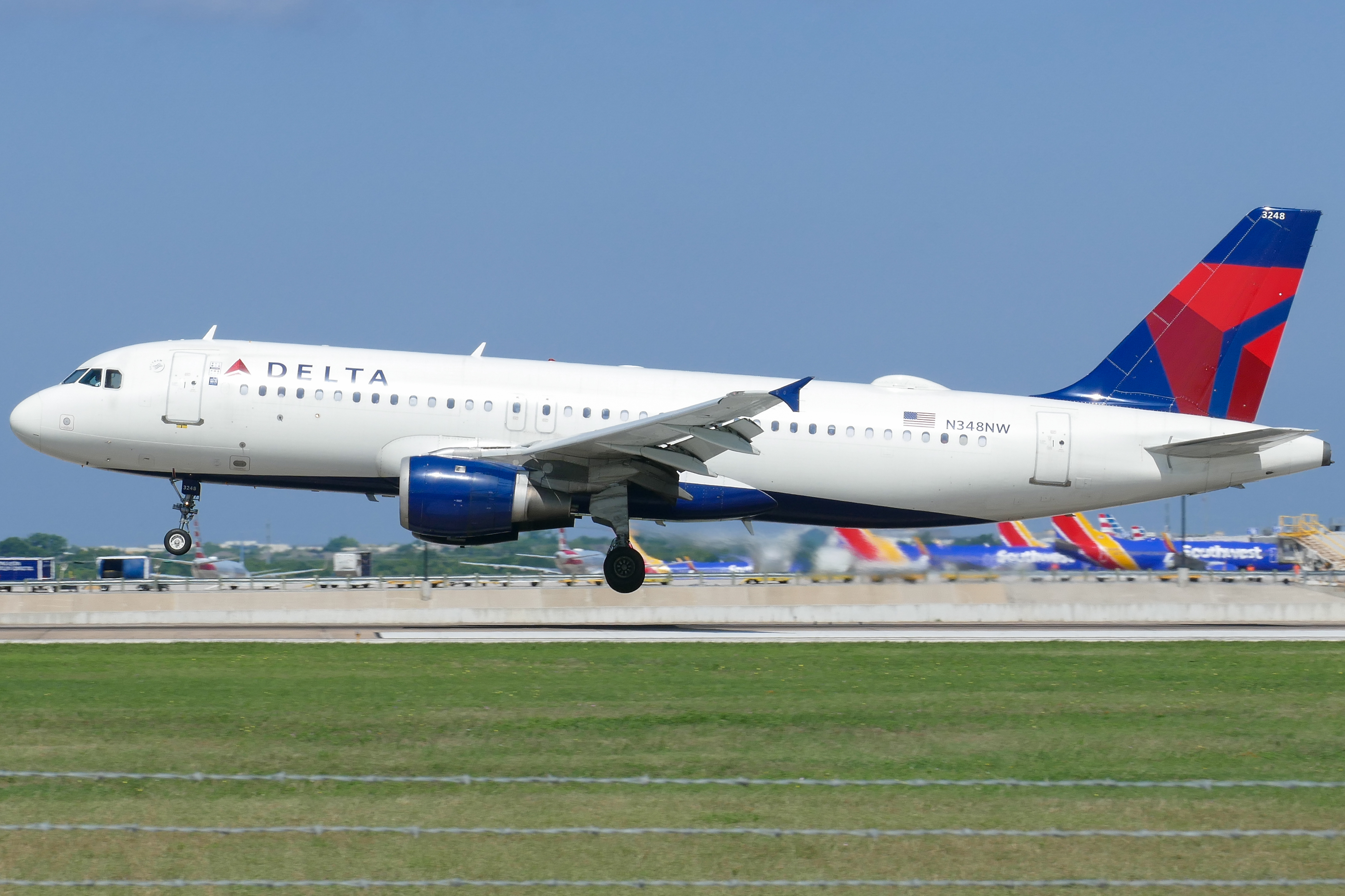 Full size: Delta Airlines Airbus A320 N348NW at Austin-Bergstrom International Airport