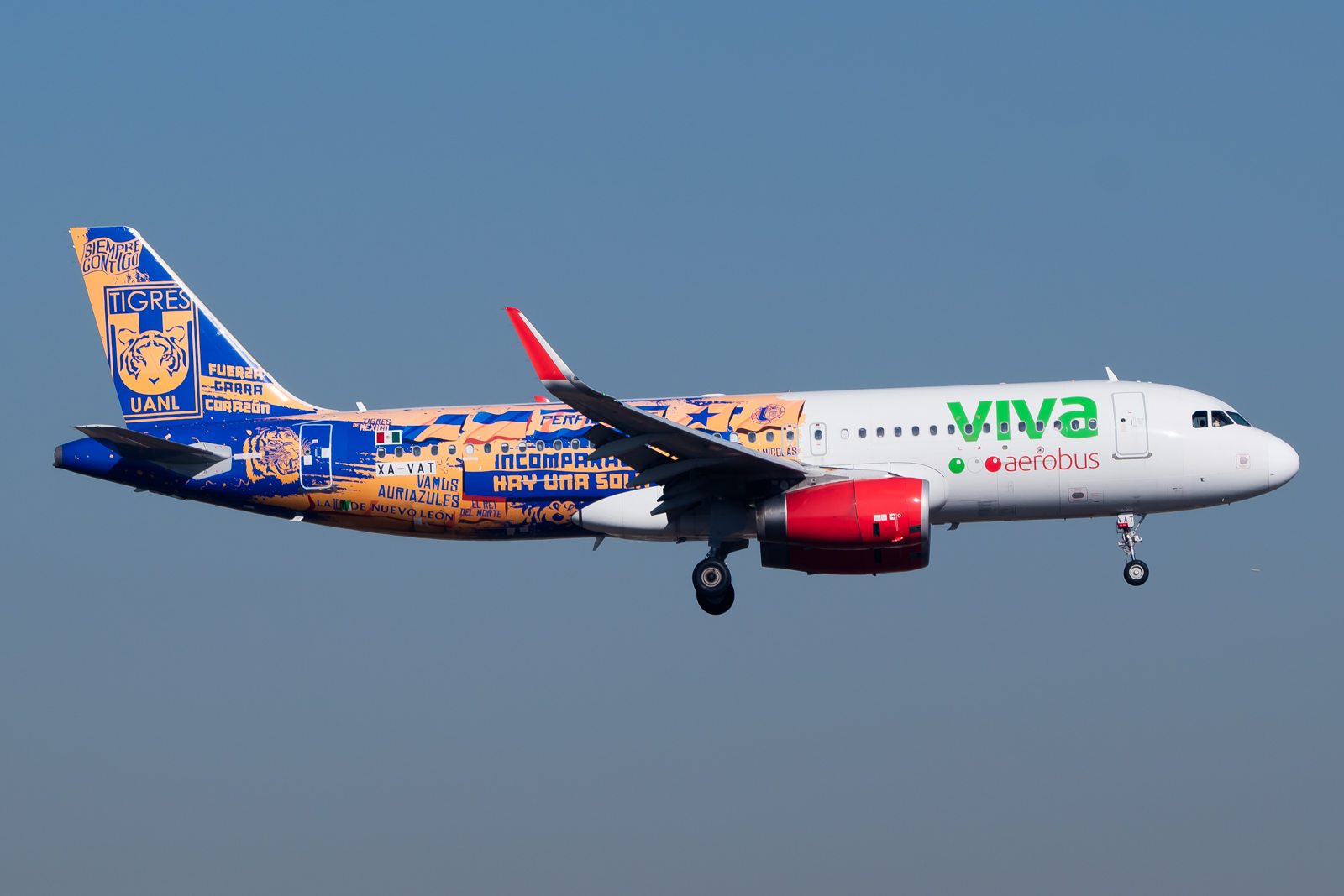 Full size: VivaAerobus Airbus A320 XA-VAT at Mexico City International Airport