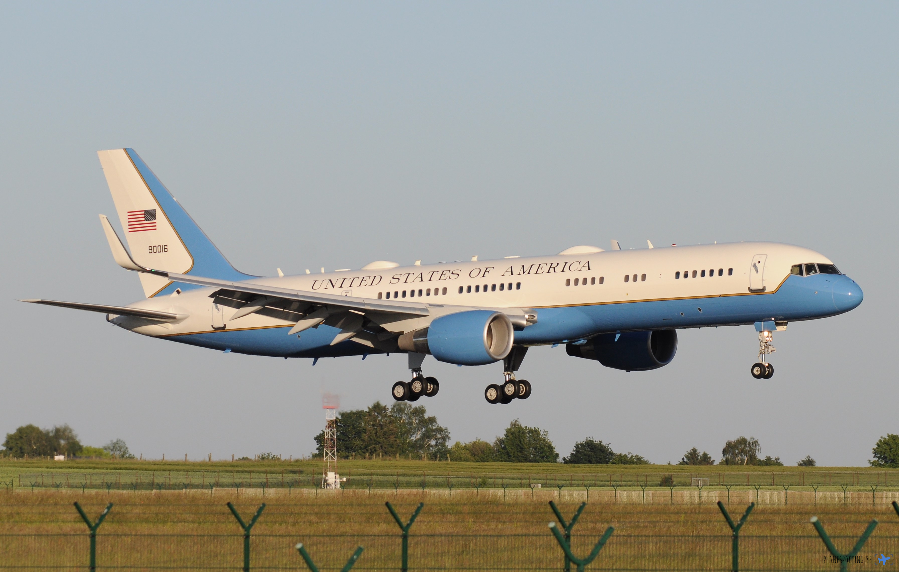 Full size: USAF - United States Air Force Boeing C-32 09-0016 at Brussels Airport