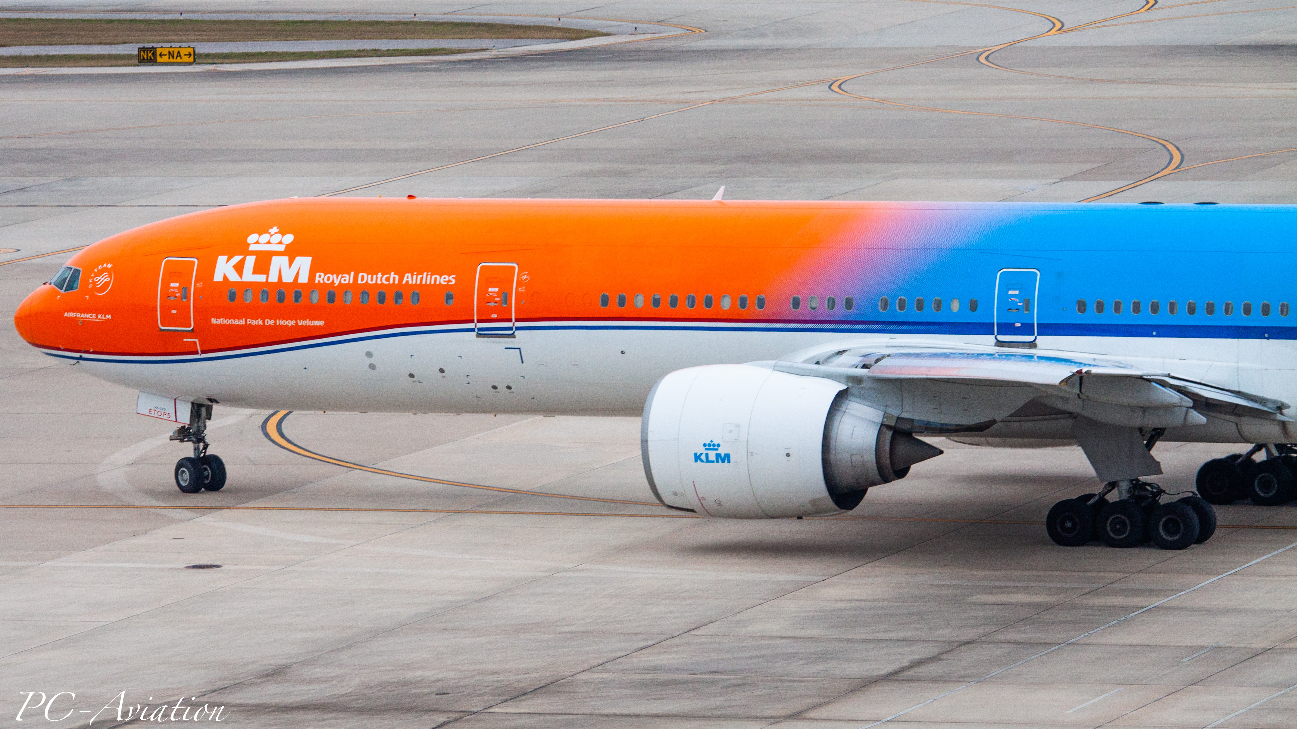 Full size: KLM Boeing 777-300ER PH-BVA at Houston-George Bush Intercontinental Airport