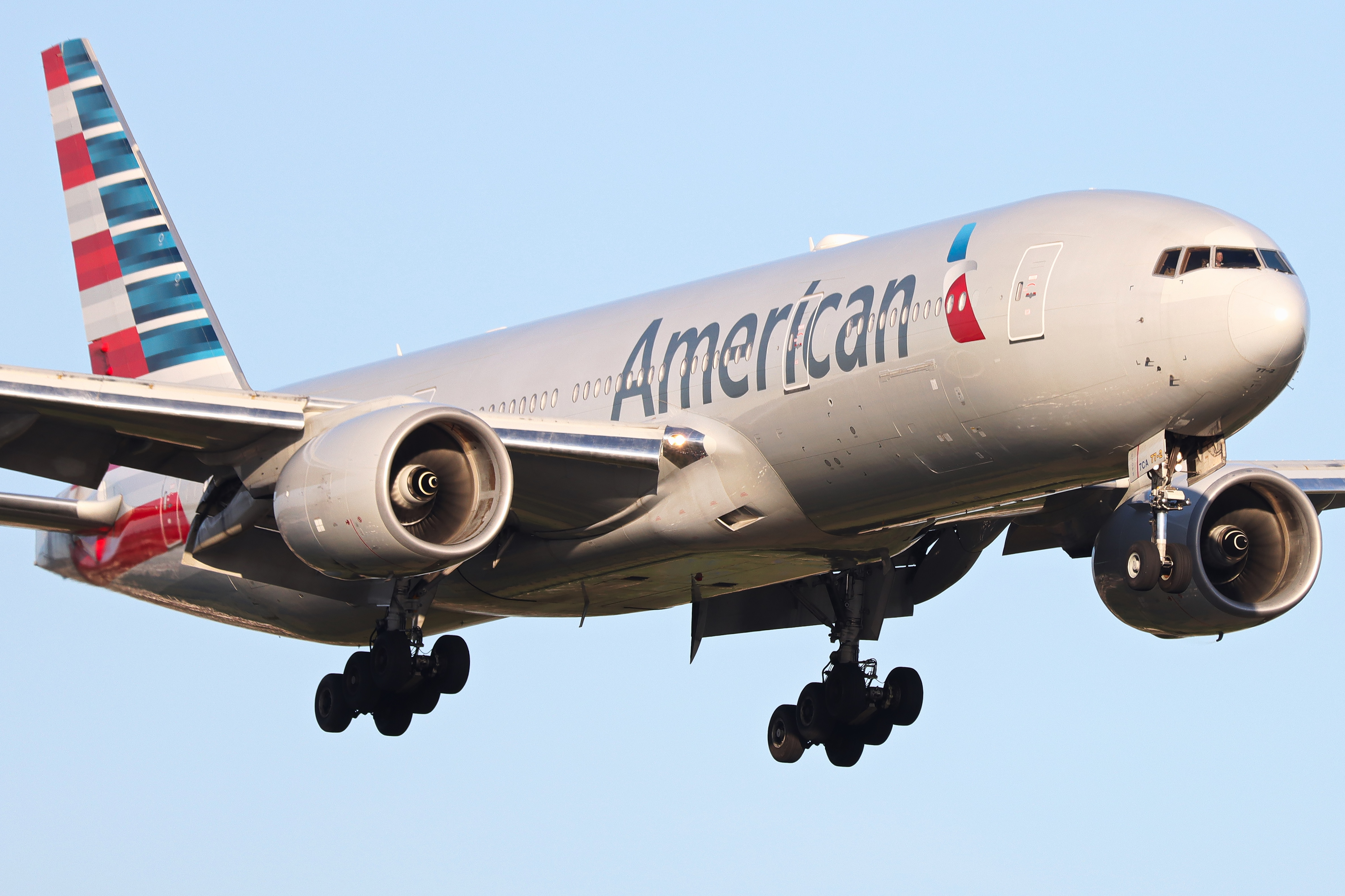 Full size: American Airlines Boeing 777-200ER N766AN at London Heathrow International Airport