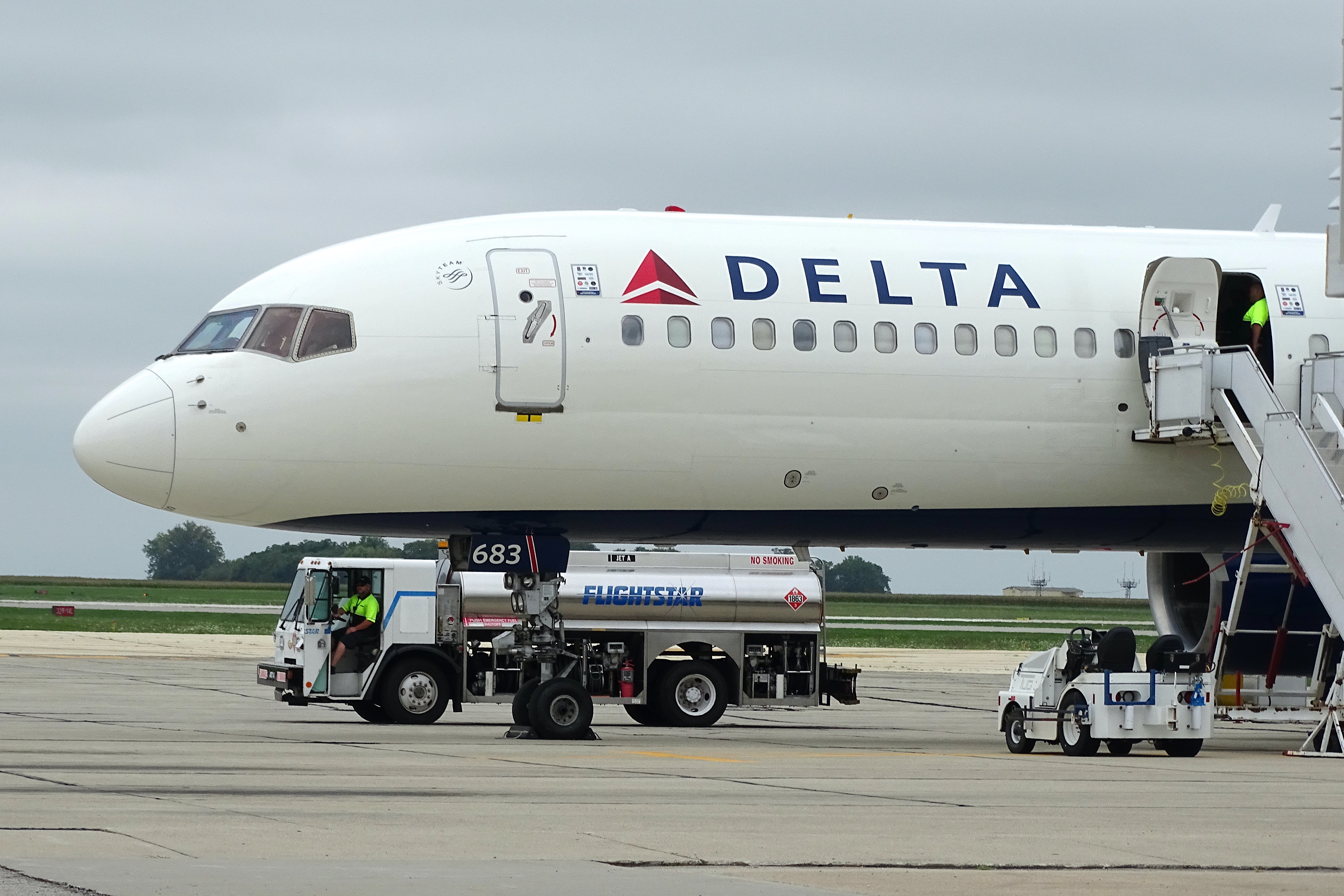 Full size: Delta Airlines Boeing 757-200 N683DA at University of Illinois-Willard Airport