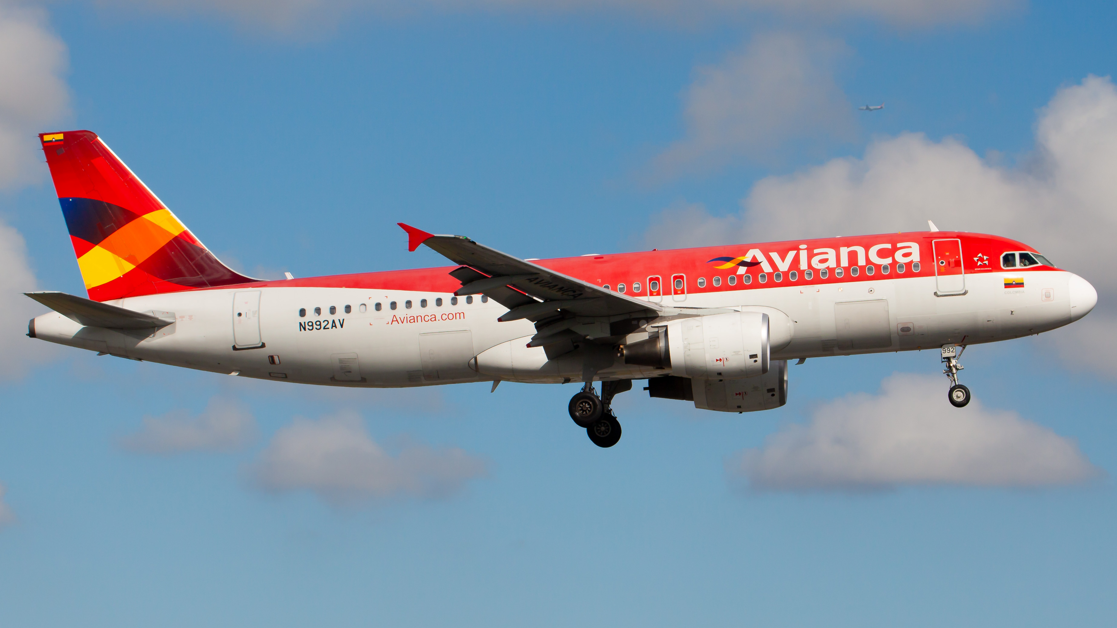 Full size: Avianca Airbus A320 N992AV at Miami International Airport