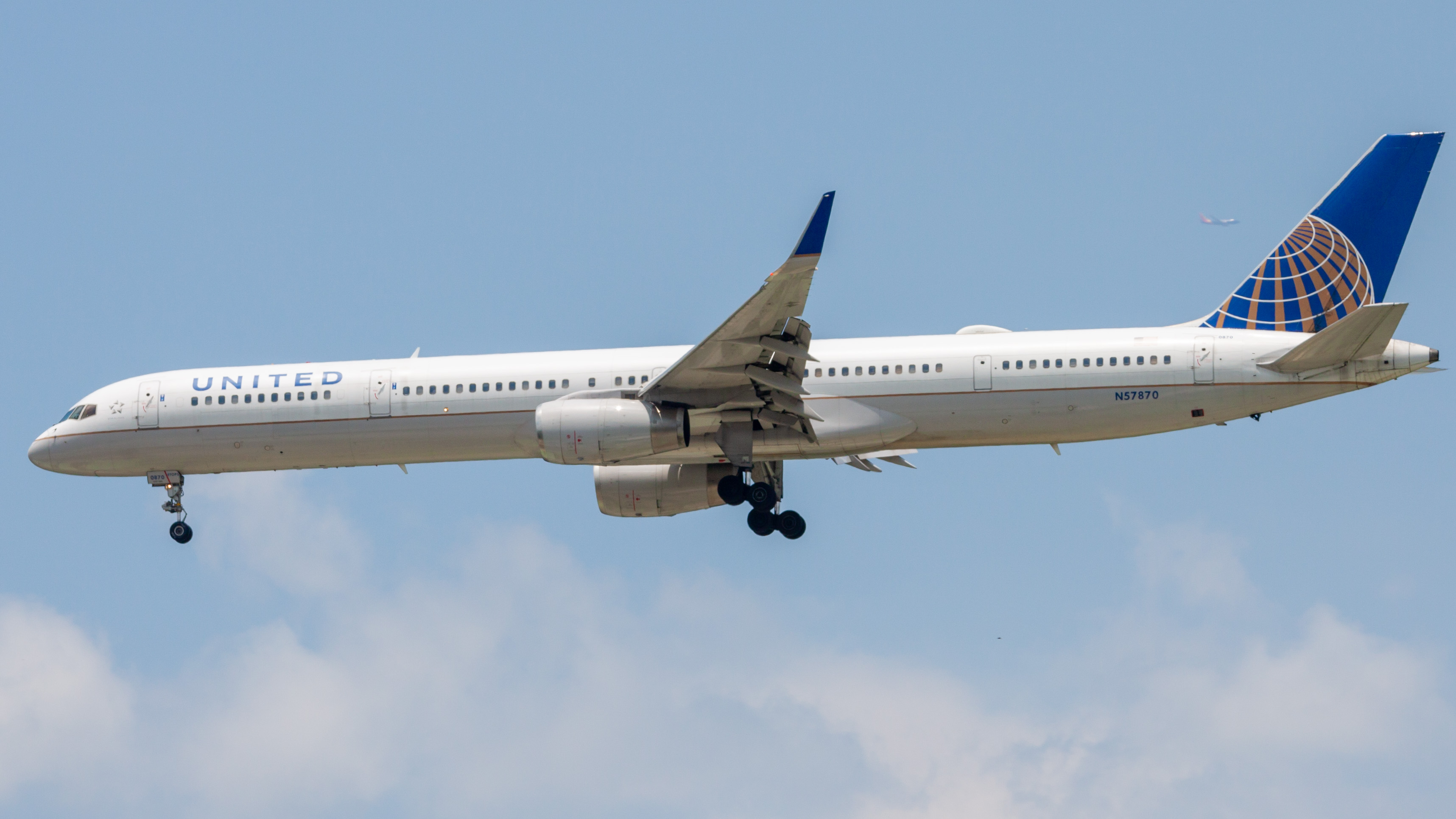 Full size: United Airlines Boeing 757-300 N57870 at Houston-George Bush Intercontinental Airport