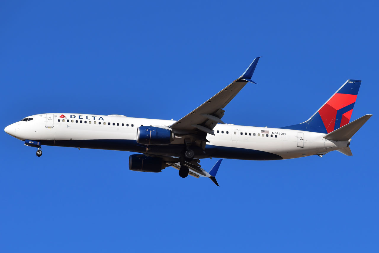 Full size: Delta Airlines Boeing 737-900ER N816DN at Denver International Airport