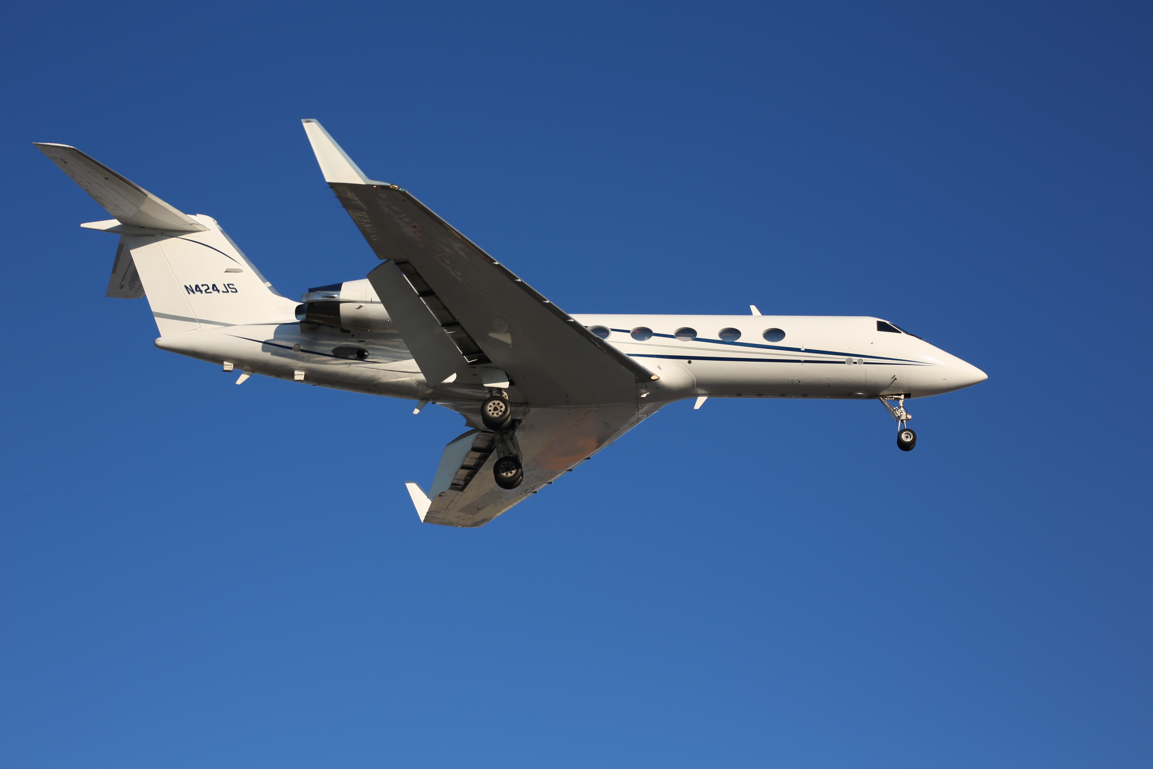 Full size: PRIVATE  Gulfstream IV N424JS at Teterboro Airport