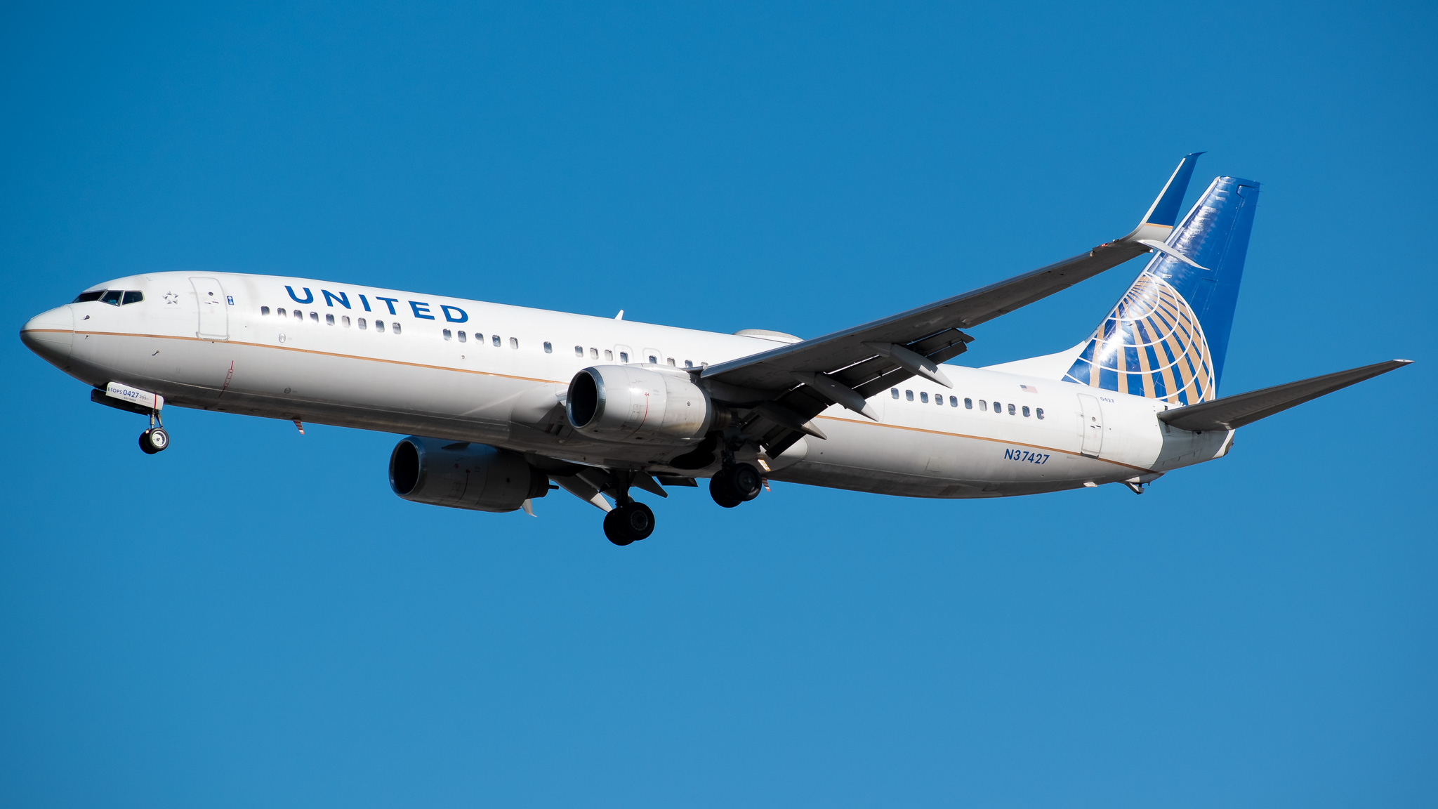 Full size: United Airlines Boeing 737-900ER N37427 at Orlando International Airport