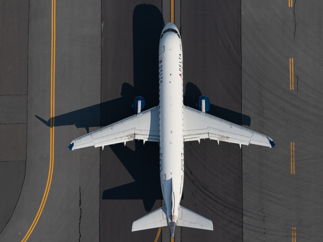 Full size: Delta Connection Embraer E175 N222JQ at General Edward Lawrence Logan International Airport