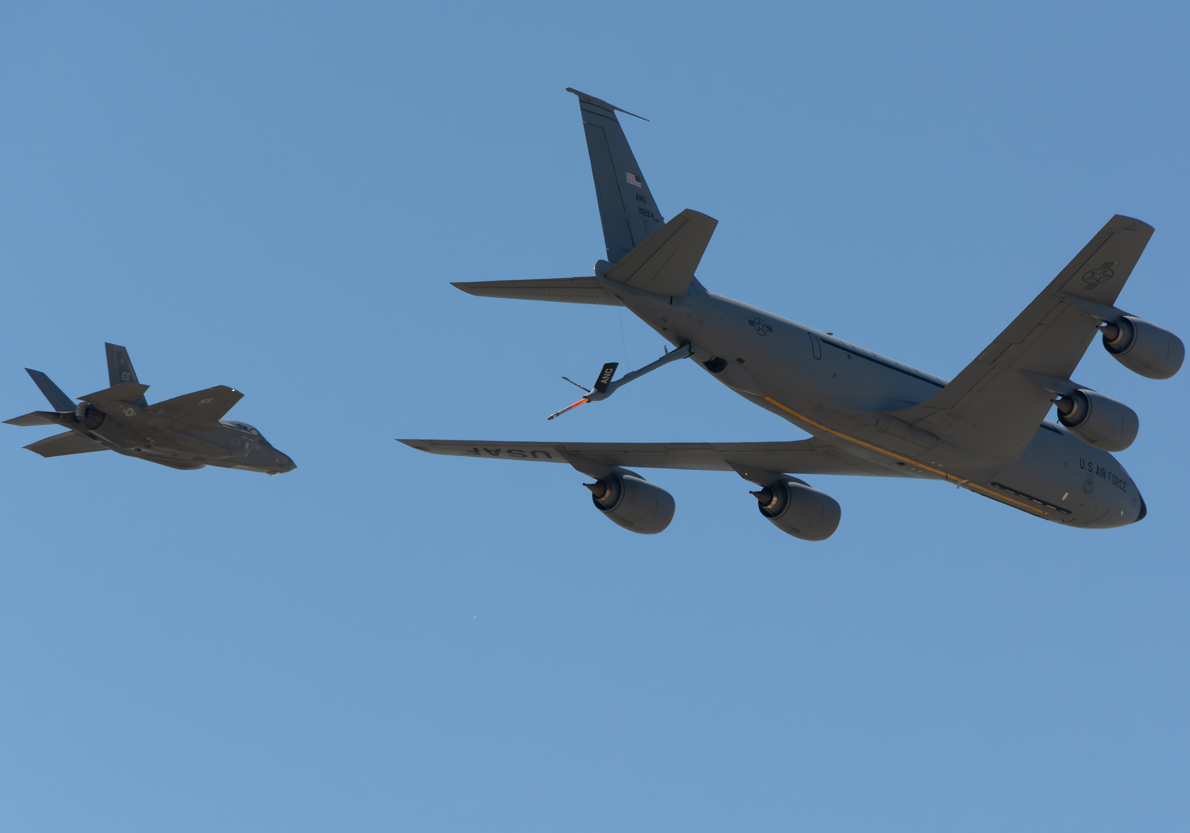 Full size: USAF - United States Air Force Boeing KC-135 Stratotanker 61-0264 at Rickenbacker International Airport