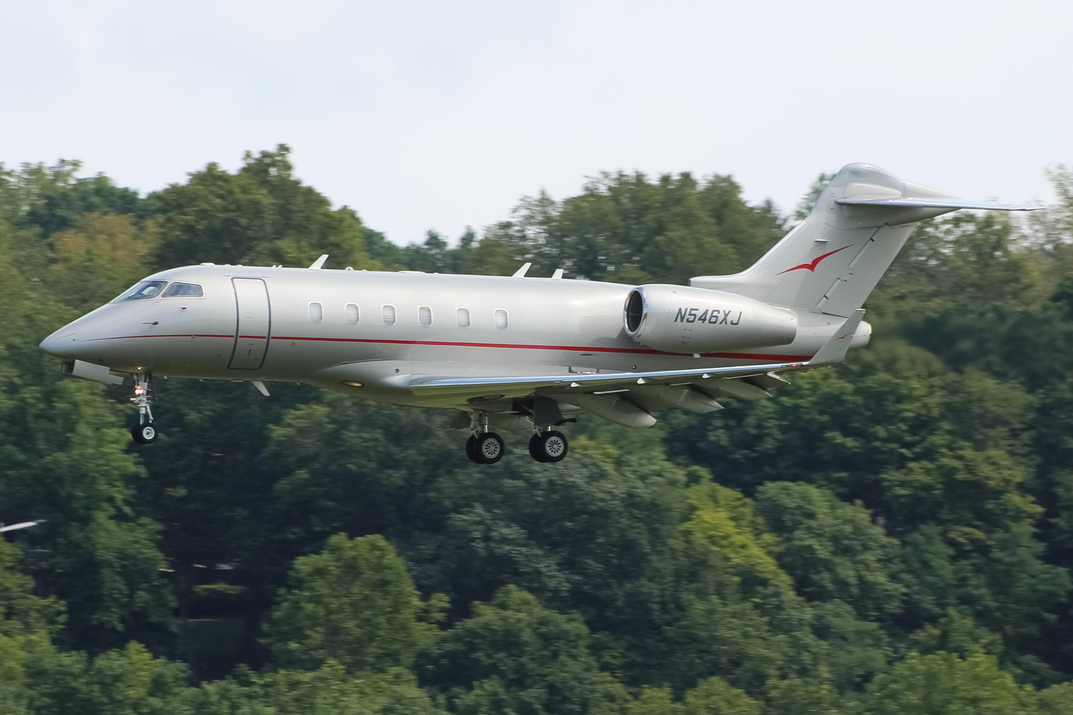 Full size: VistaJet Bombardier Challenger 350  N546XJ at Cincinnati Municipal Airport/Lunken Field