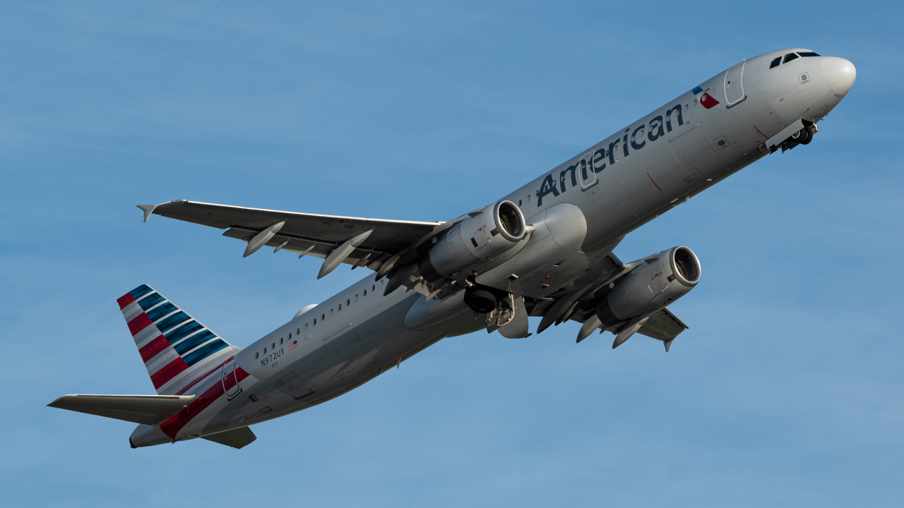 Full size: American Airlines Airbus A321-200 N972UY at Hartsfield-Jackson Atlanta International Airport