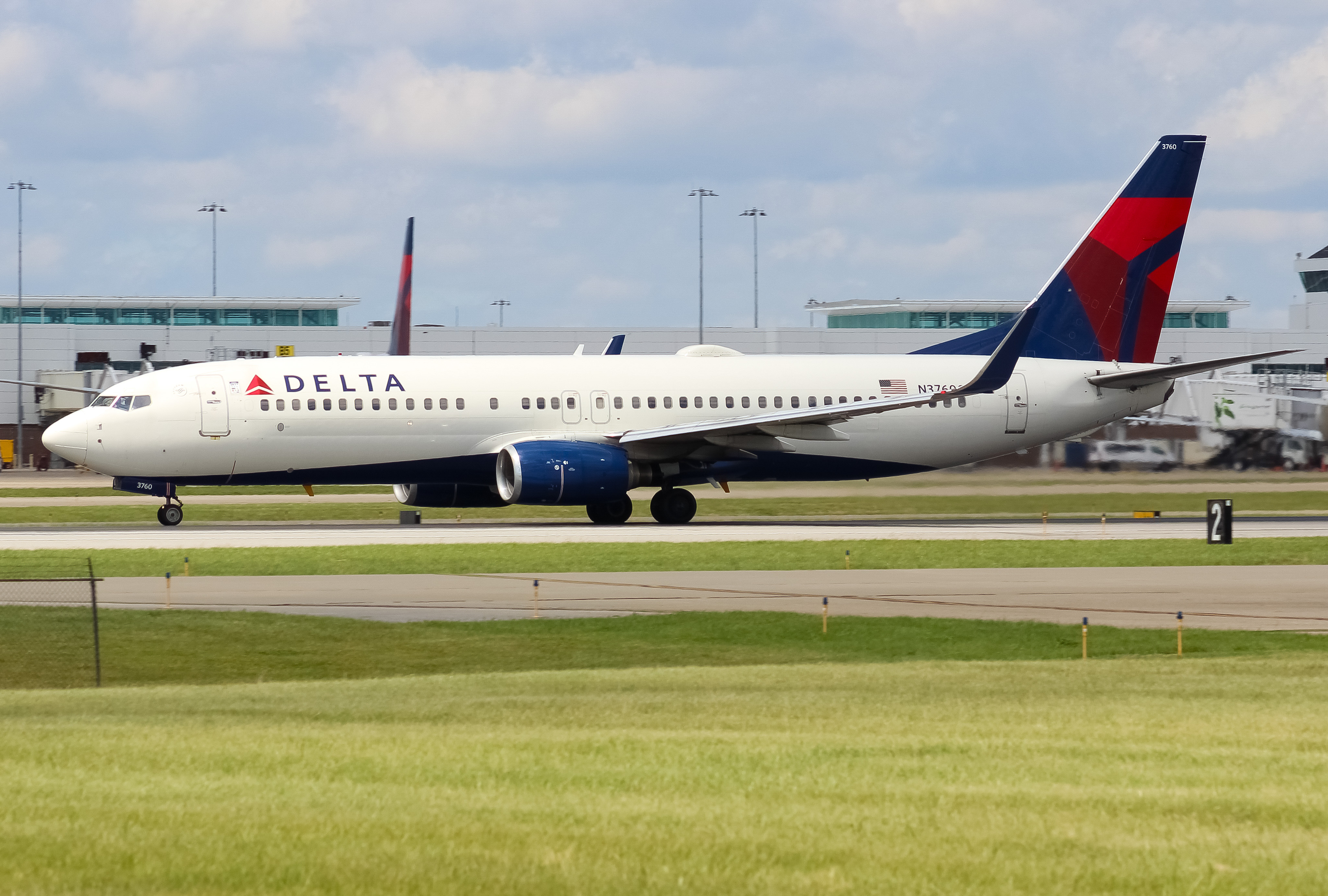 Full size: Delta Airlines Boeing 737-800 N3760C at Cincinnati/Northern Kentucky International Airport