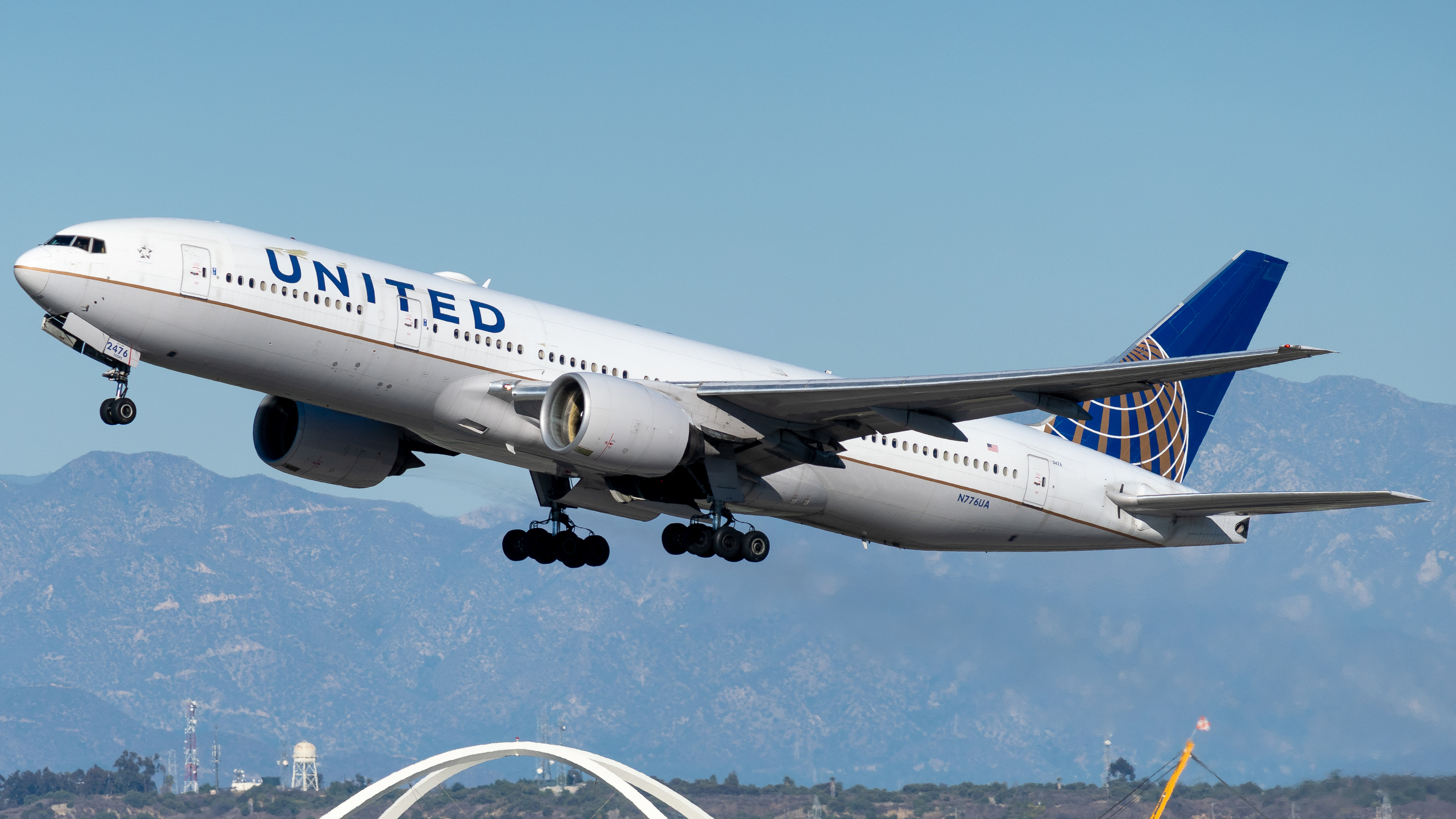 Full size: United Airlines Boeing 777-200 N776UA at Los Angeles International Airport