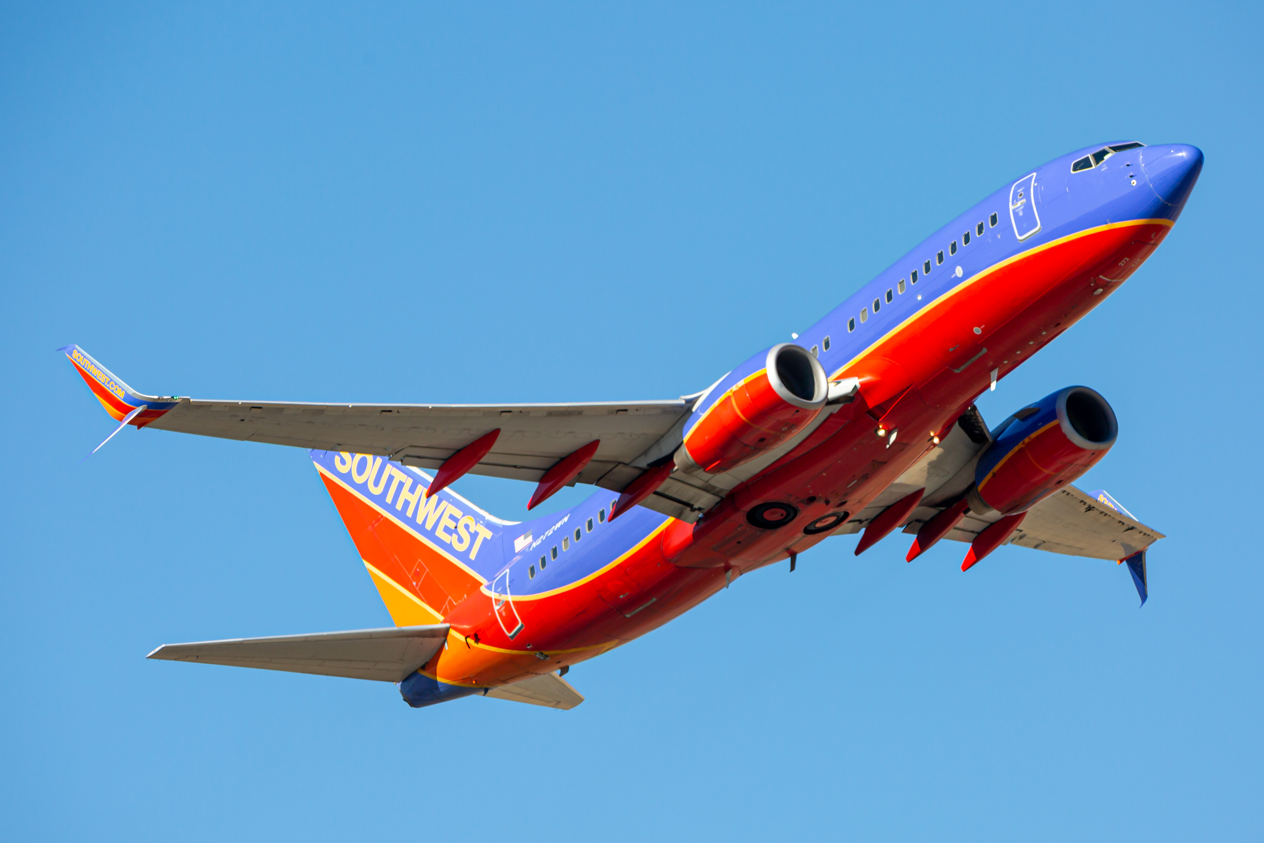 Full size: Southwest Airlines Boeing 737-700 N272WN at Baltimore/Washington International Thurgood Marshall Airport