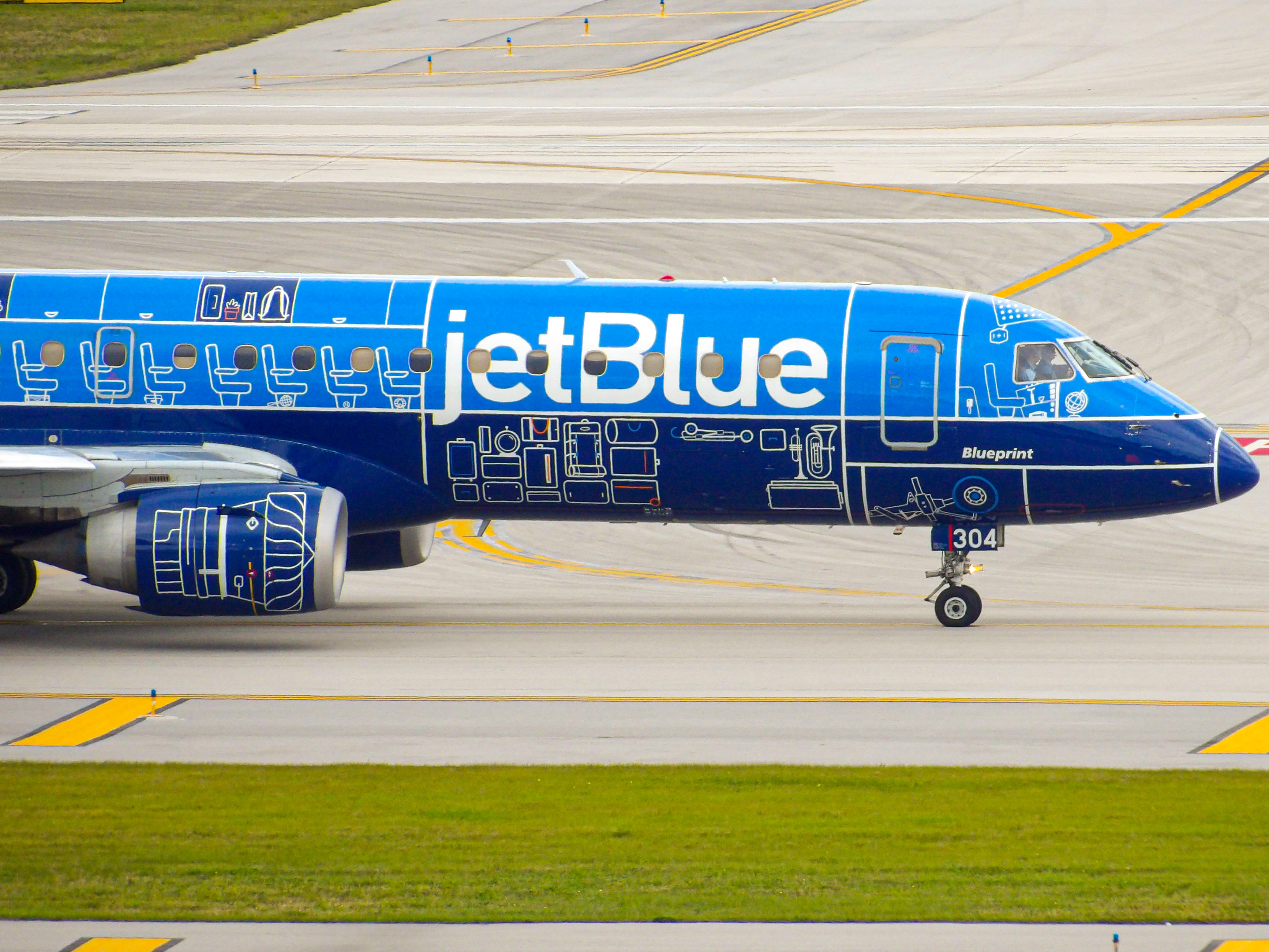 Full size: JetBlue Airways Embraer E190 N304JB at Fort Lauderdale/Hollywood International Airport