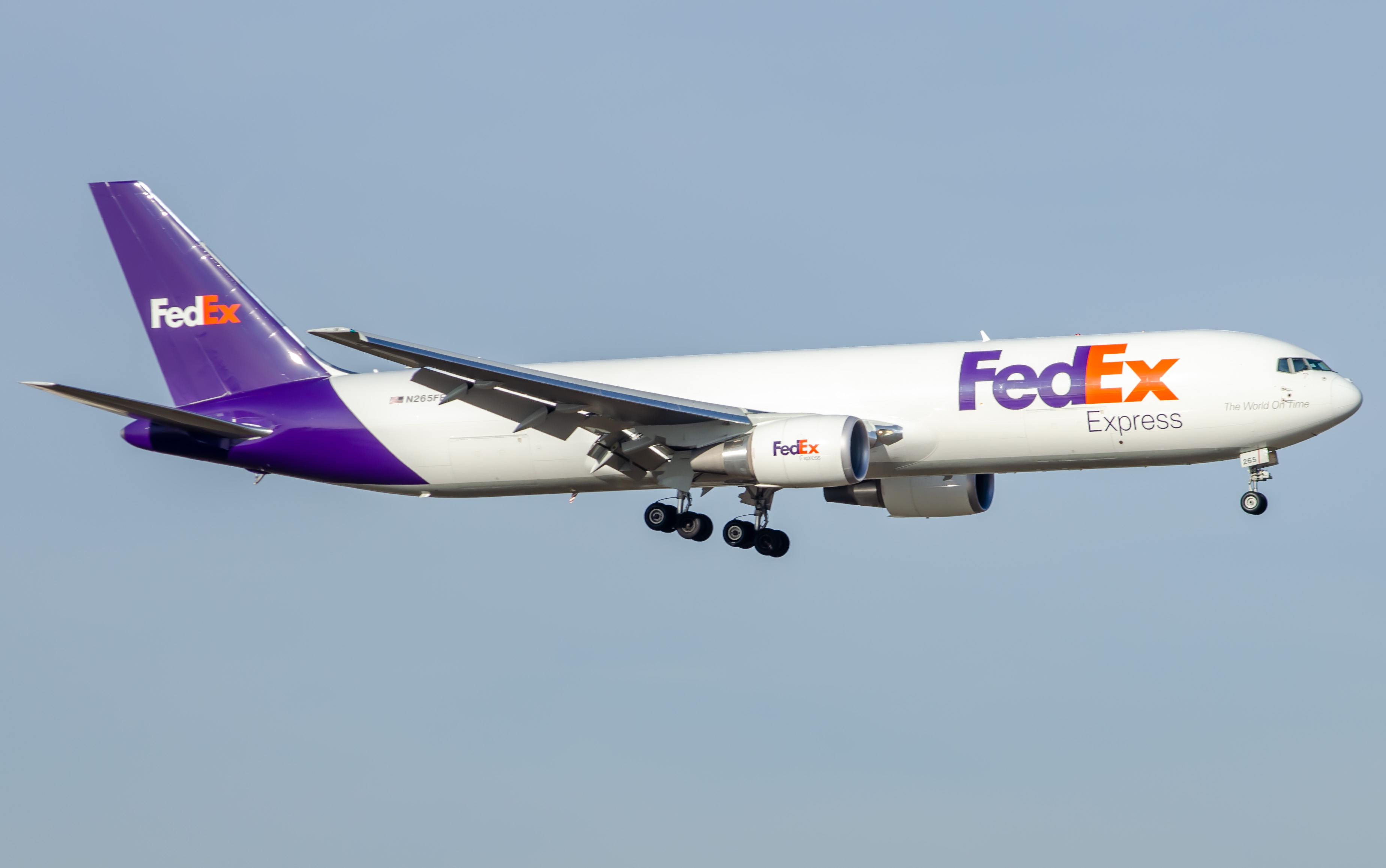 Full size: FedEx Boeing 767-300F N265FE at Newark Liberty International Airport