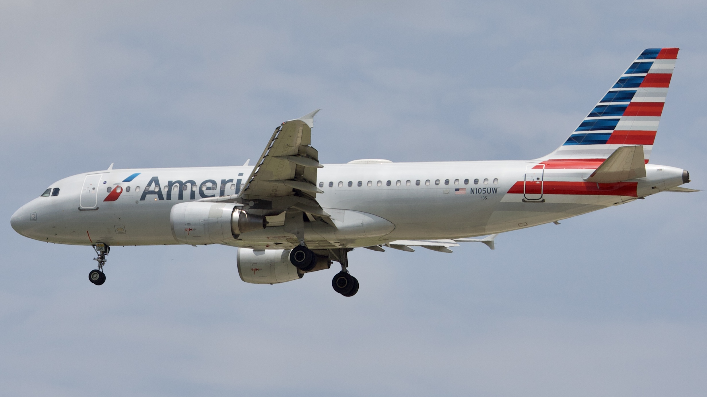 Full size: American Airlines Airbus A320 N105UW at Houston-George Bush Intercontinental Airport