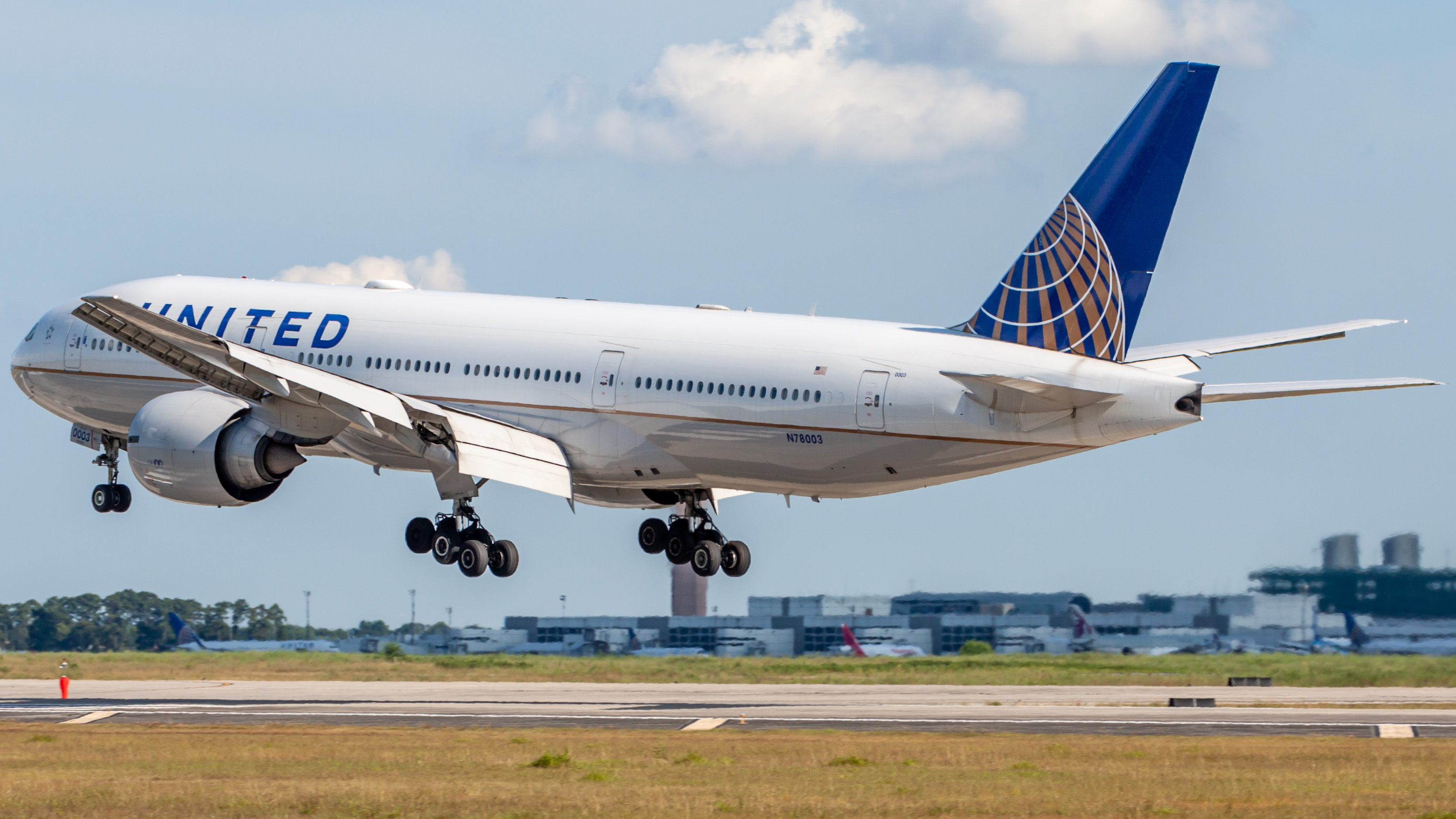 Full size: United Airlines Boeing 777-200ER N78003 at Houston-George Bush Intercontinental Airport