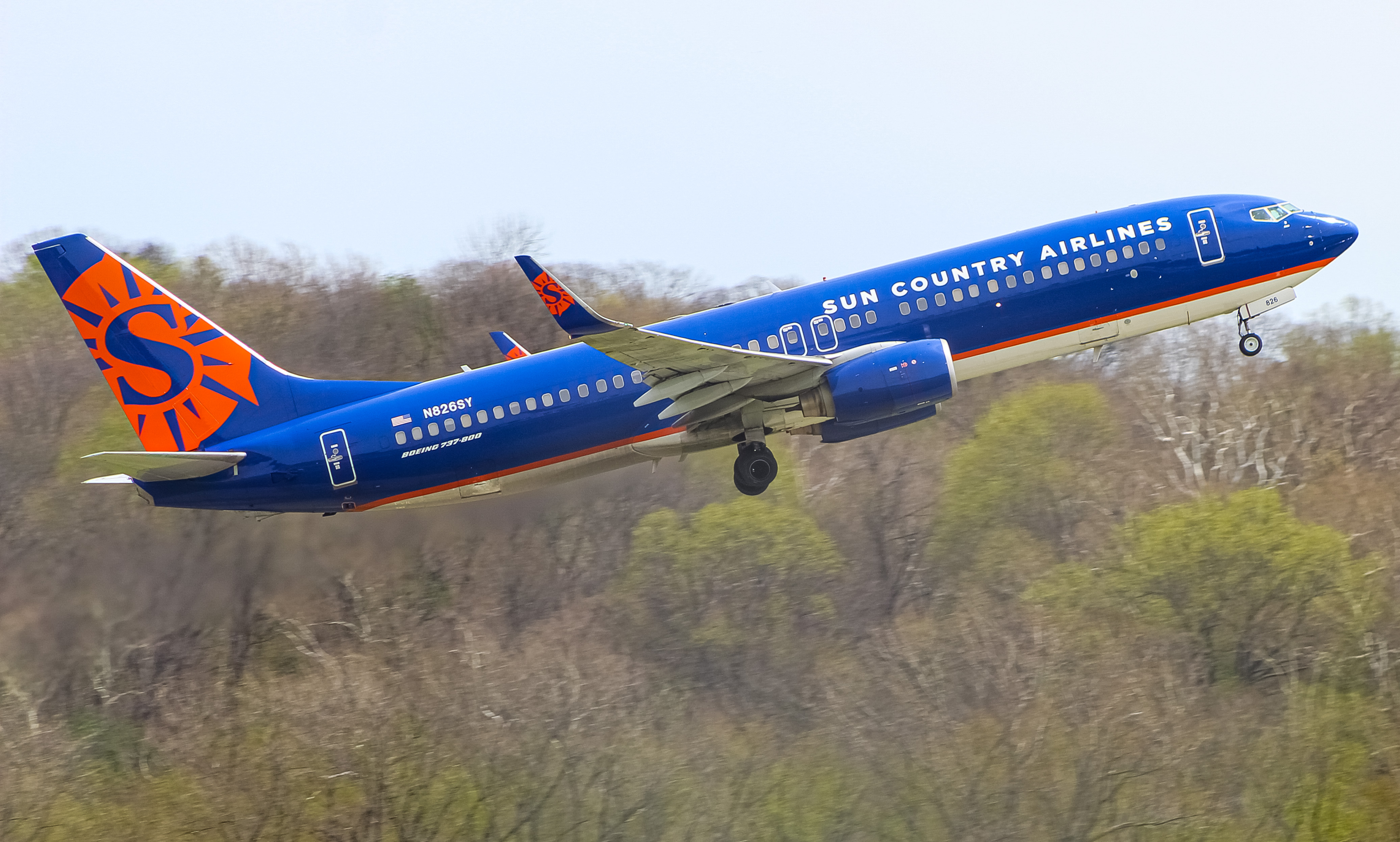 Full size: Sun Country Airlines Boeing 737-800 N826SY at Cincinnati Municipal Airport/Lunken Field
