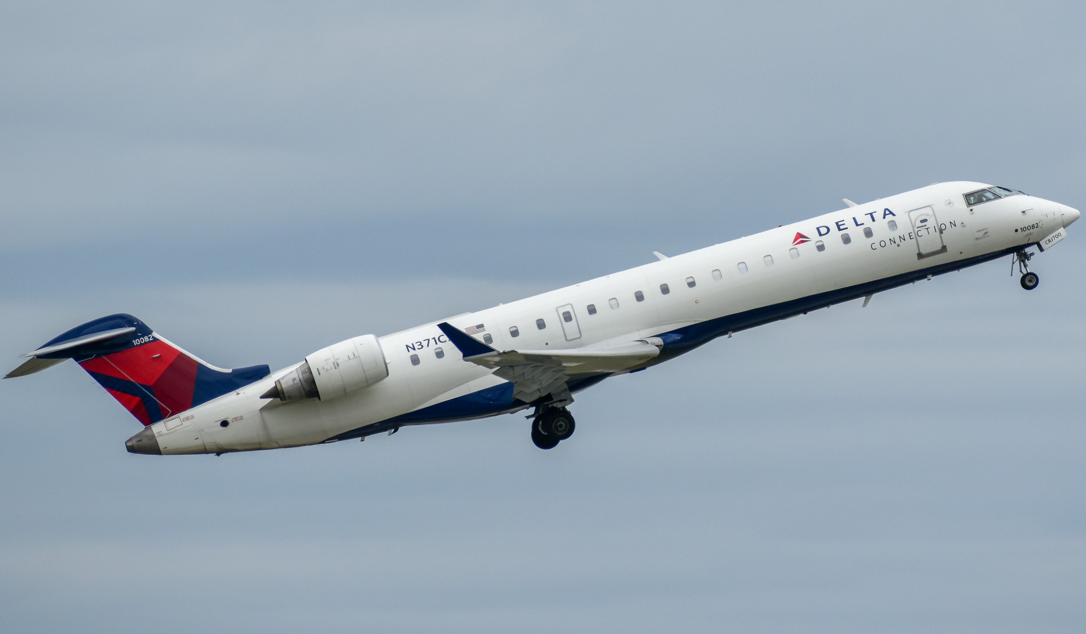 Full size: Delta Connection Mitsubishi CRJ-700 N371CA at Cincinnati/Northern Kentucky International Airport
