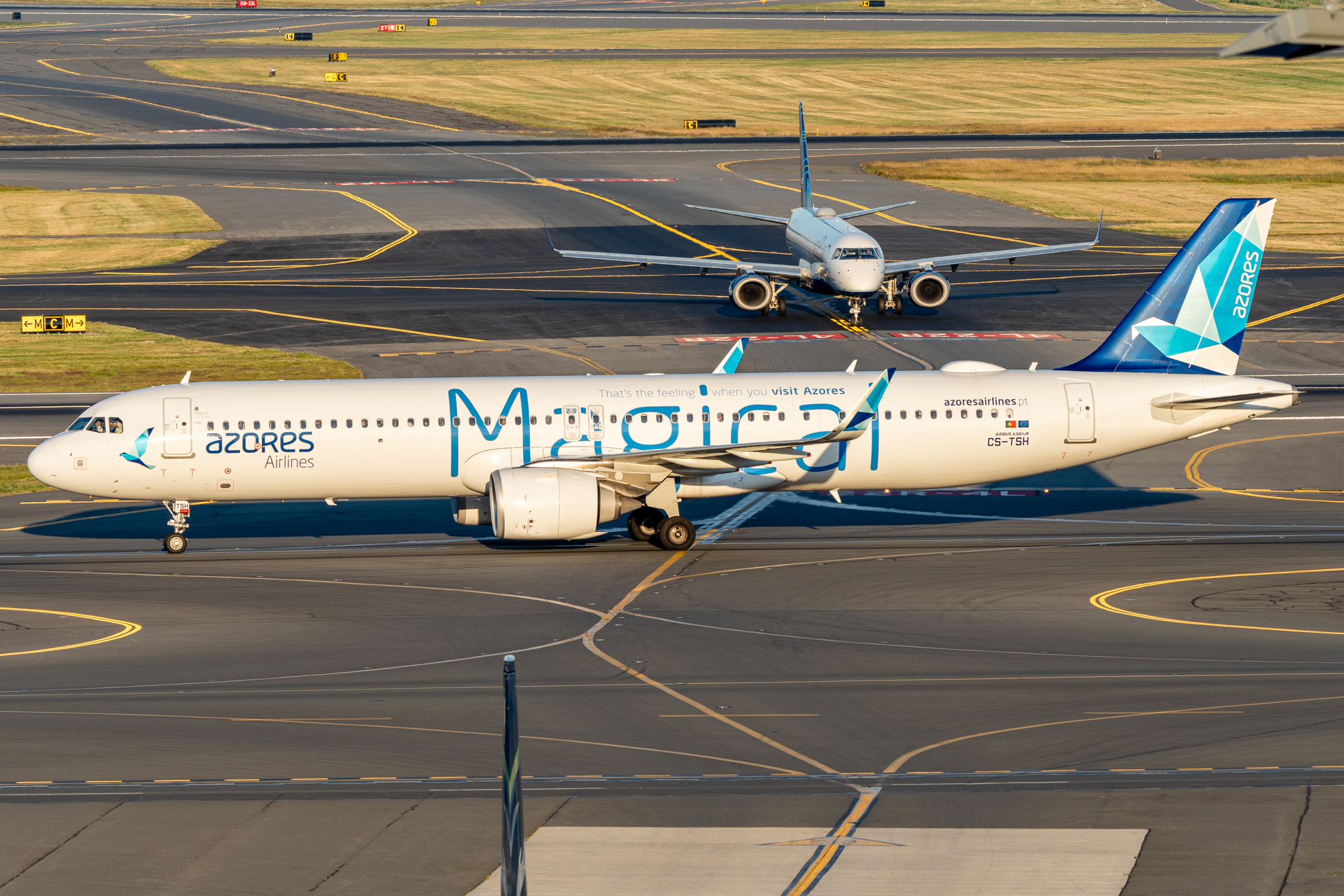Full size: Azores Airlines Airbus A321LR CS-TSH at General Edward Lawrence Logan International Airport