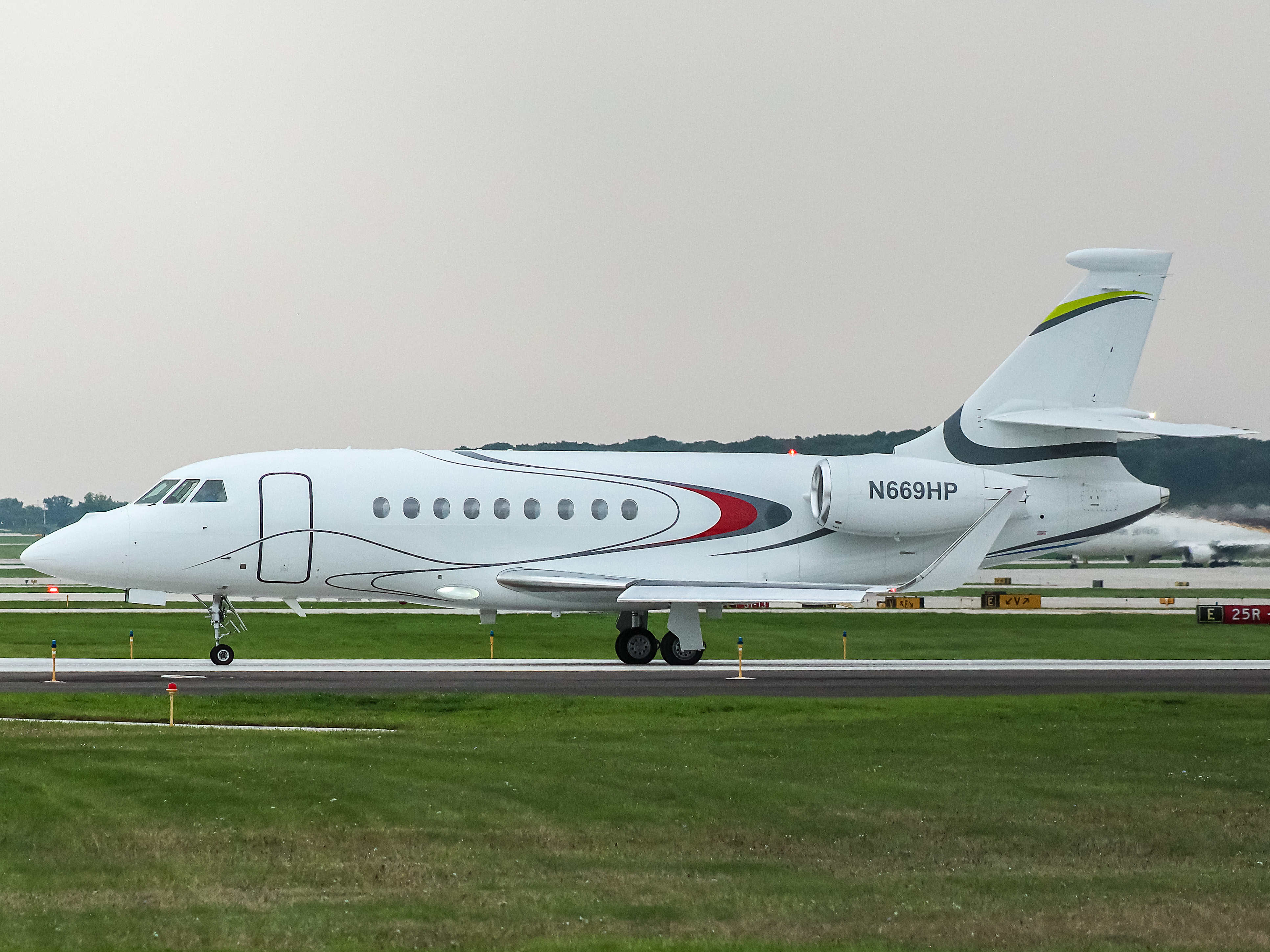 Full size: PRIVATE Dassault Falcon 2000EX N669HP at General Mitchell International Airport