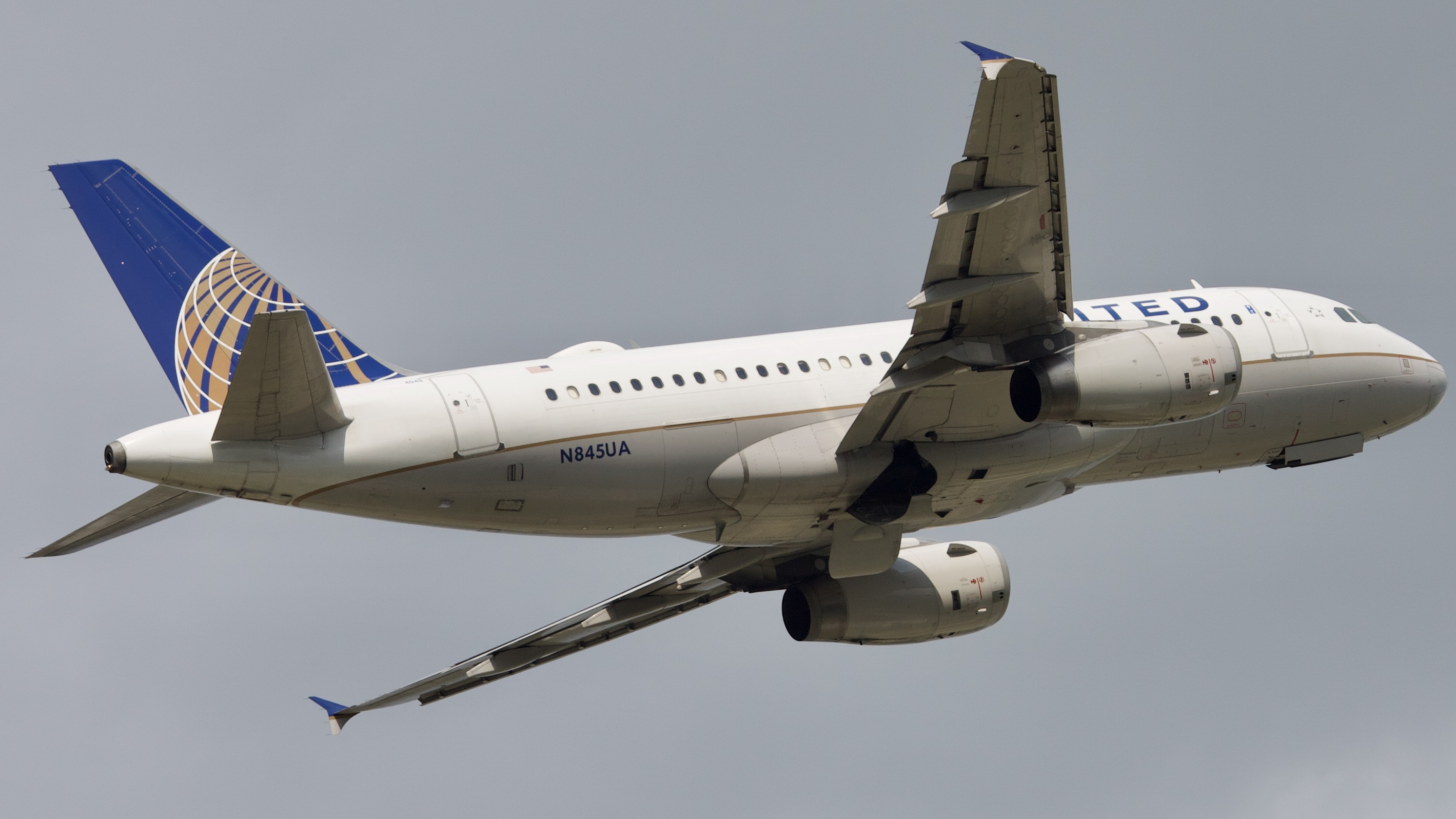 Full size: United Airlines Airbus A320 N845UA at Houston-George Bush Intercontinental Airport