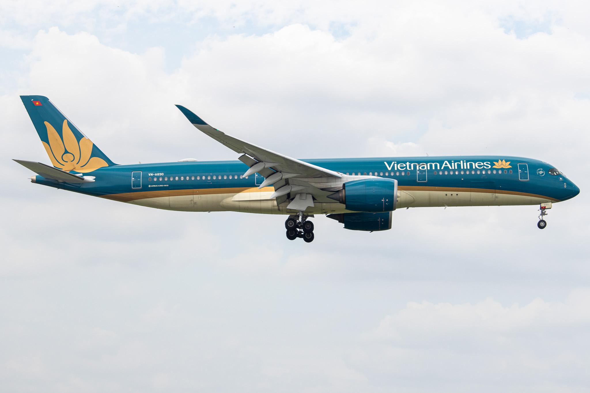 Full size: Vietnam Airlines Airbus A350-900 VN-A890 at Tan Son Nhat International Airport